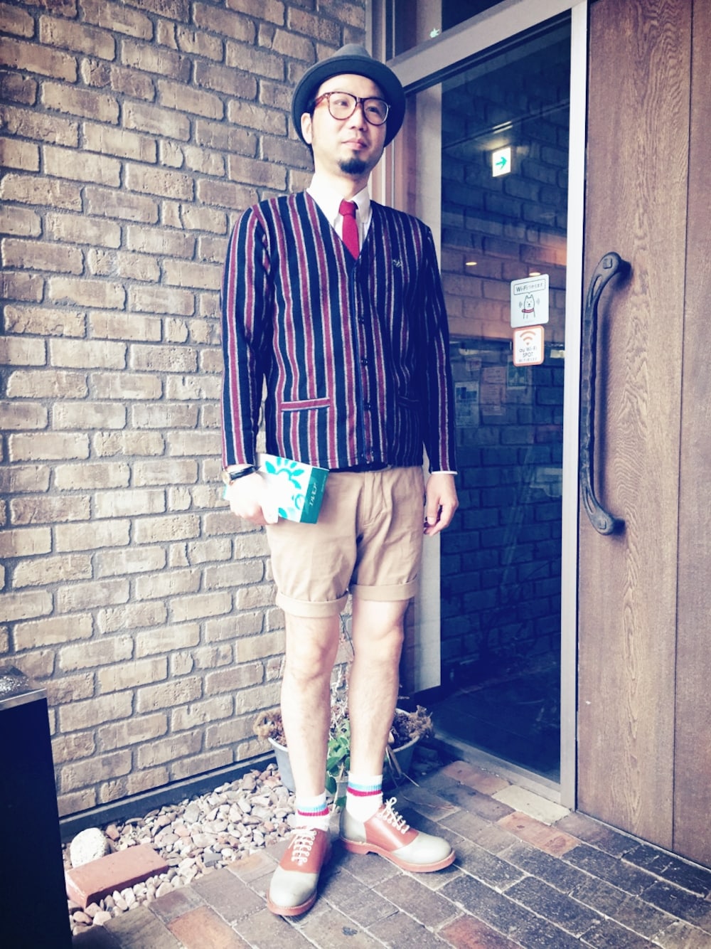 「プレッピー、革靴、ラインソックス、ハーパン、ハット、黒縁メガネ、ネクタイ、白シャツ、カーディガン、らーめんごう」｜「DRAGON HATのアイテム（ハット、グレー系）」を使った、Go店長さん（メンズ・179cm）の春コーディネートの1枚目の写真
