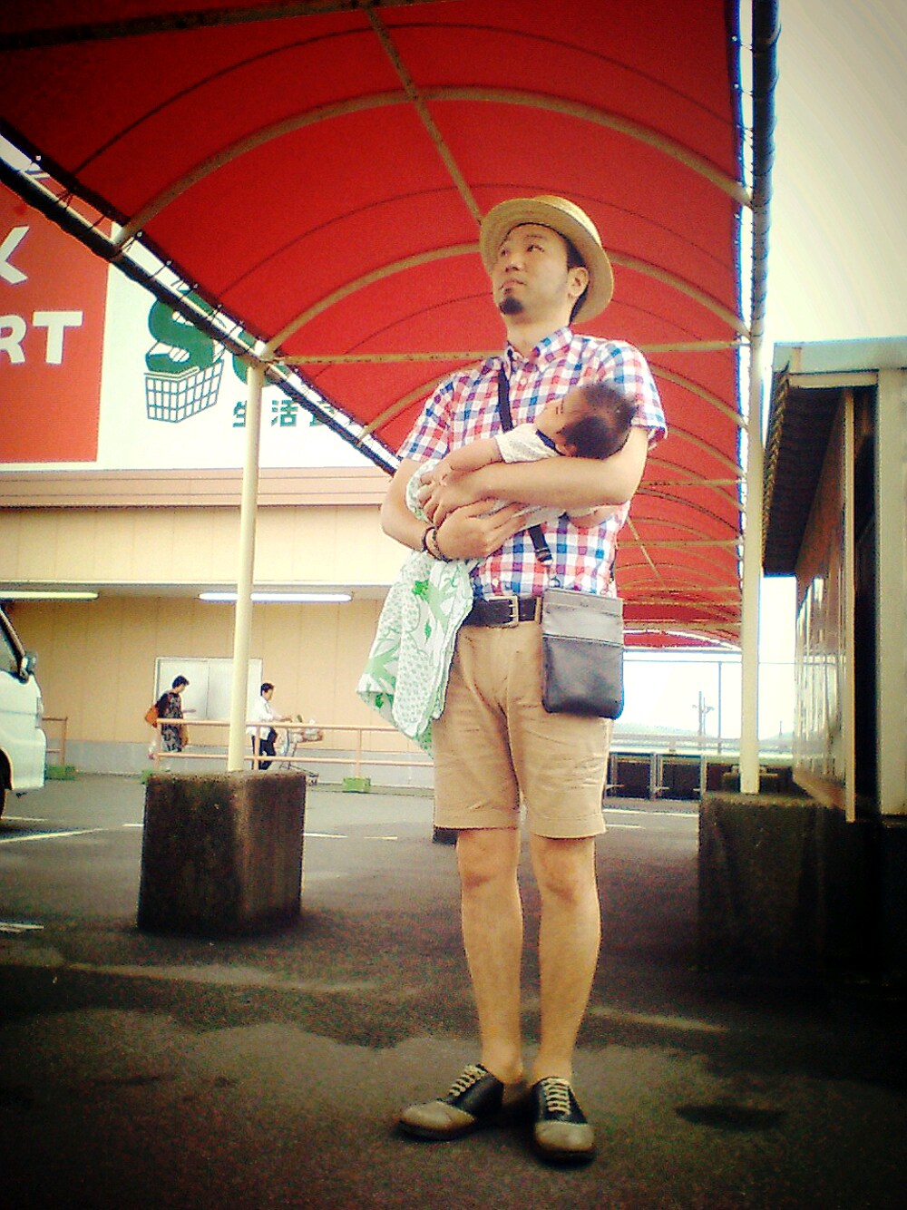 その他のトップス、ベージュ系の帽子、その他のその他を着用したメンズの夏コーディネートの1枚目の写真