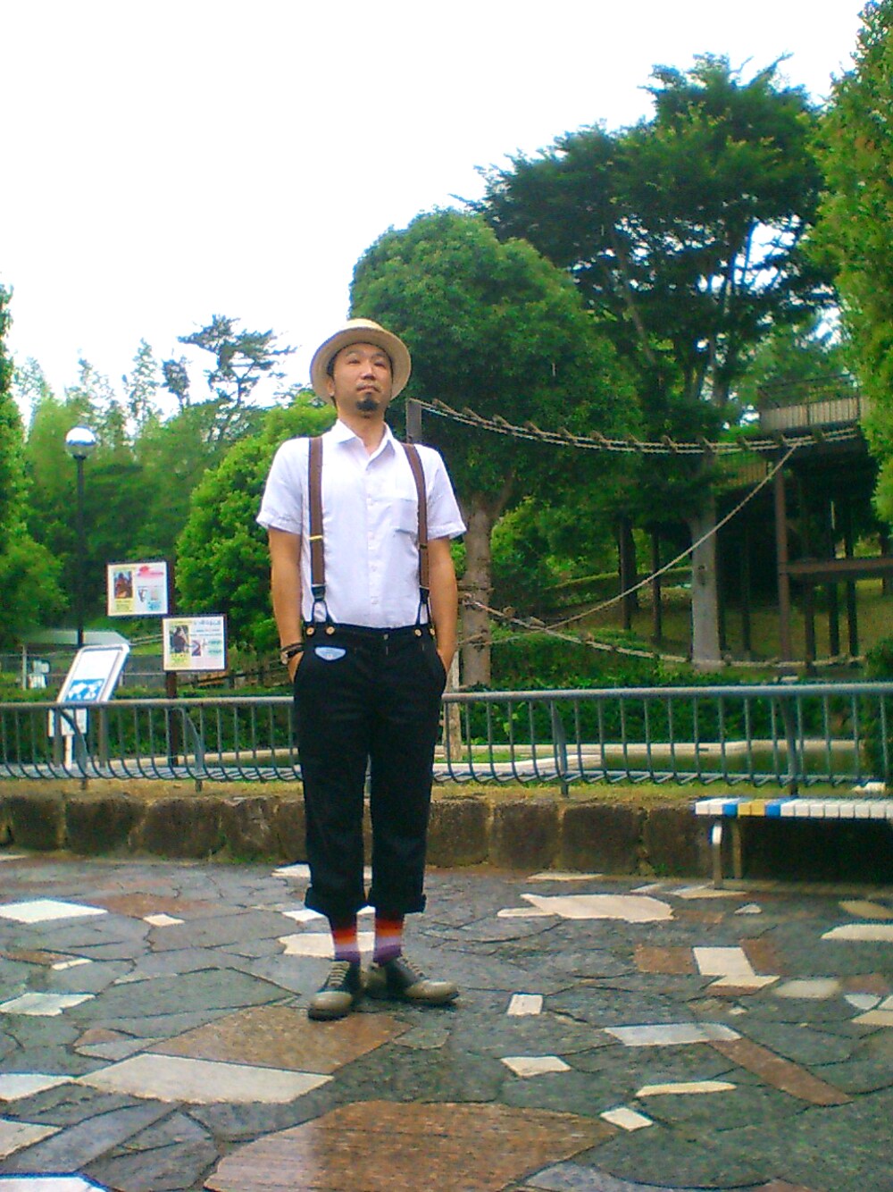 グレー系のシューズ、ホワイト系のトップス、ブラック系のパンツを着用したメンズの夏コーディネートの1枚目の写真