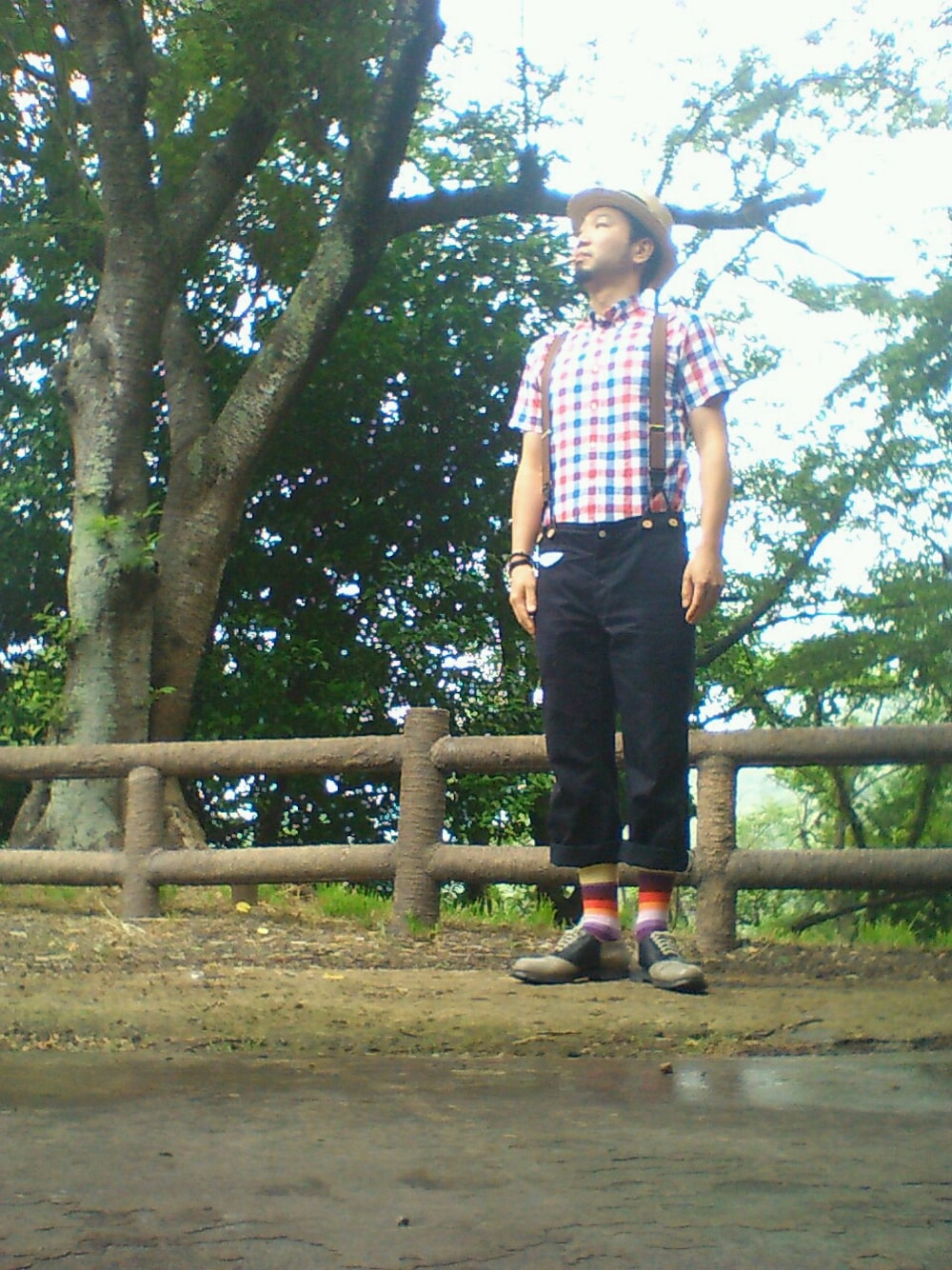 その他のトップス、ブラック系のパンツ、グレー系のシューズを着用したメンズの夏コーディネートの1枚目の写真