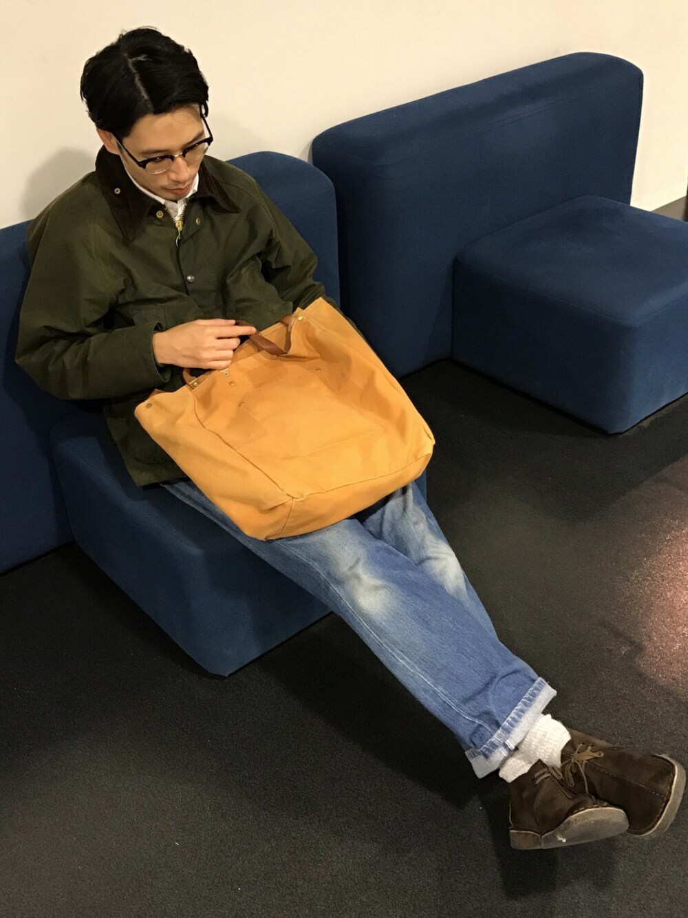 「シンプルコーデ、カジュアル、秋のコーデ、デニム、barbour、めがね、イギリス、眼鏡、アウトドアスタイル、大人カジュアル」｜「BAG'n'NOUNの【BAG'n'NOUN】　TOOL （トートバッグ、イエロー系）」を使った、223さん（メンズ・169cm）の秋コーディネートの1枚目の写真
