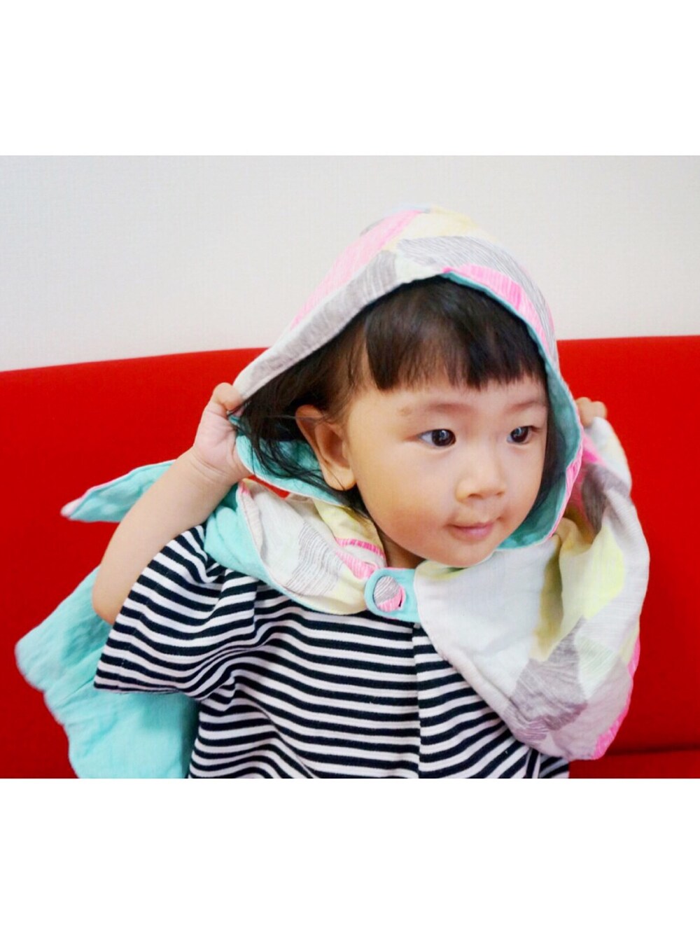 「ポンチョ、リバーシブル、ボーダー、ワンピース、1歳、フード、キッズコーデ、ハンドメイド、handmade」｜「Handmadeのアイテム（その他トップス、その他）」を使った、tinyjohnさん（キッズ・80cm）の秋コーディネートの1枚目の写真