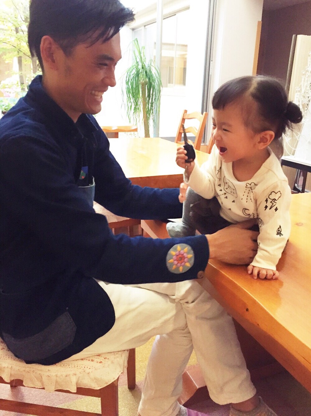 「パパコーデ、パパと娘、キッズコーデ、秋のコーデ、ホワイトパンツ、親子コーデ、1歳」｜「apres les coursのBOY drawing Tシャツ（Tシャツ/カットソー、ホワイト系）」を使った、tinyjohnさん（メンズ・180cm）の秋コーディネートの1枚目の写真