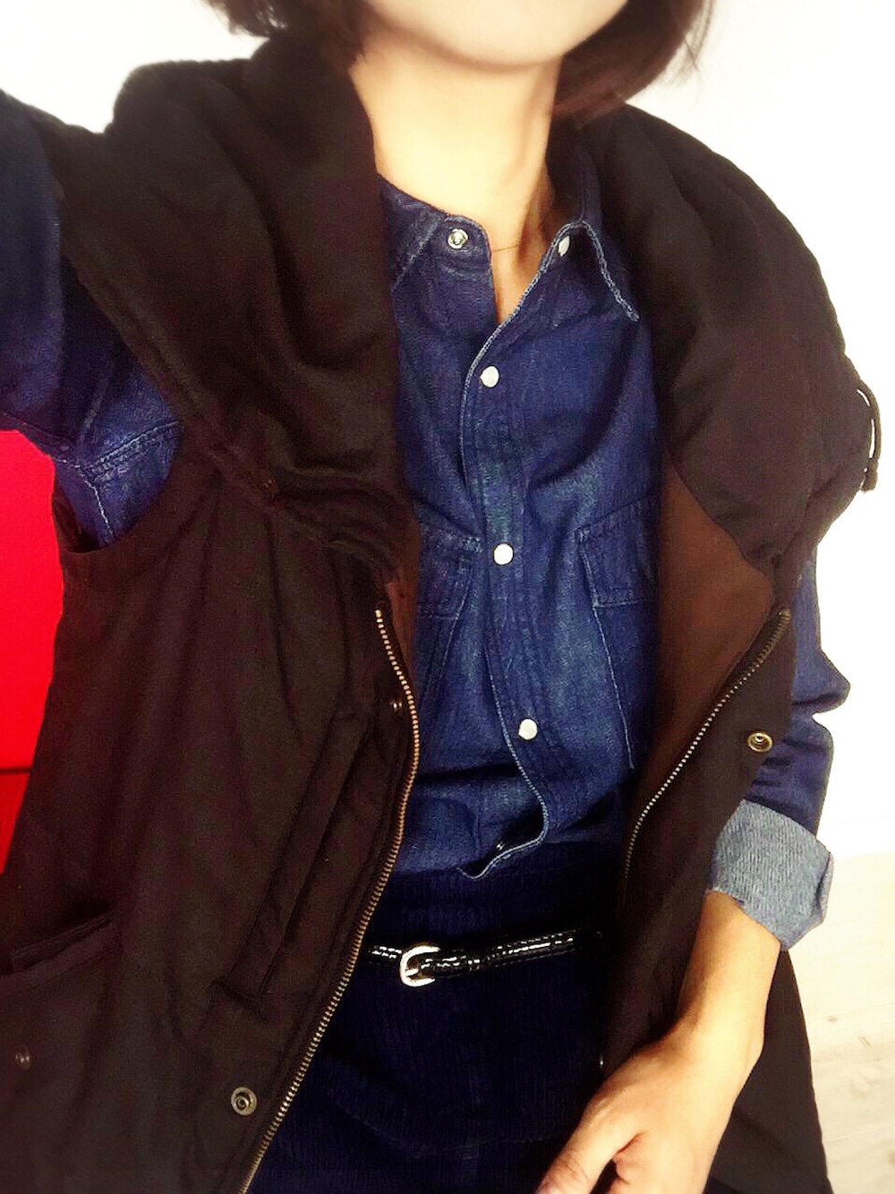 ブルー系のシャツ/ブラウス、ブラウン系のダウンベスト、ゴールド系のネックレスを着用したレディースの秋コーディネートの1枚目の写真