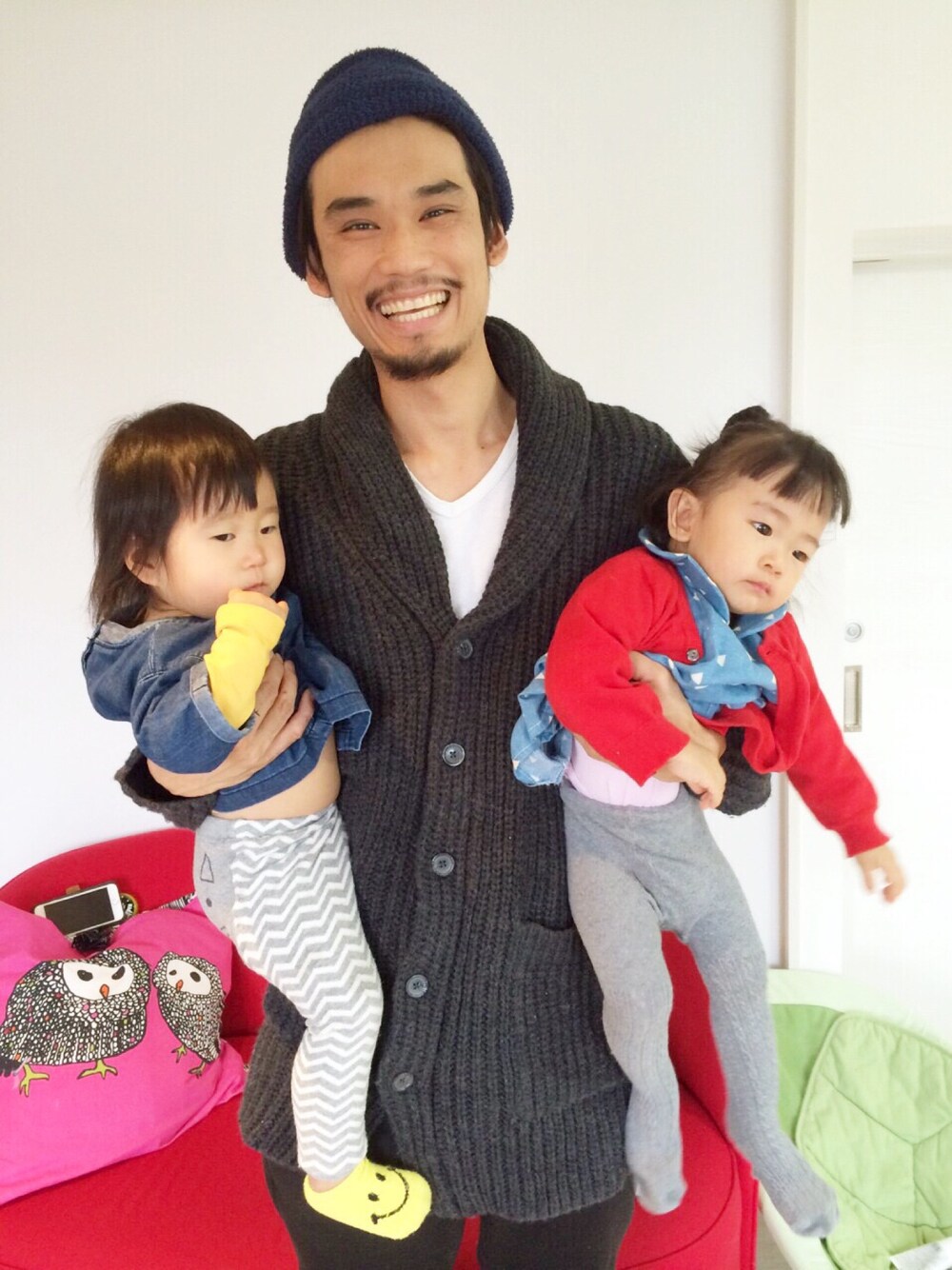 「パパと娘、親子コーデ、カーディガン、リラックススタイル」｜「GUのバナナ欲しい！（カーディガン/ボレロ、グリーン系）」を使った、tinyjohnさん（キッズ・80cm）の冬コーディネートの1枚目の写真