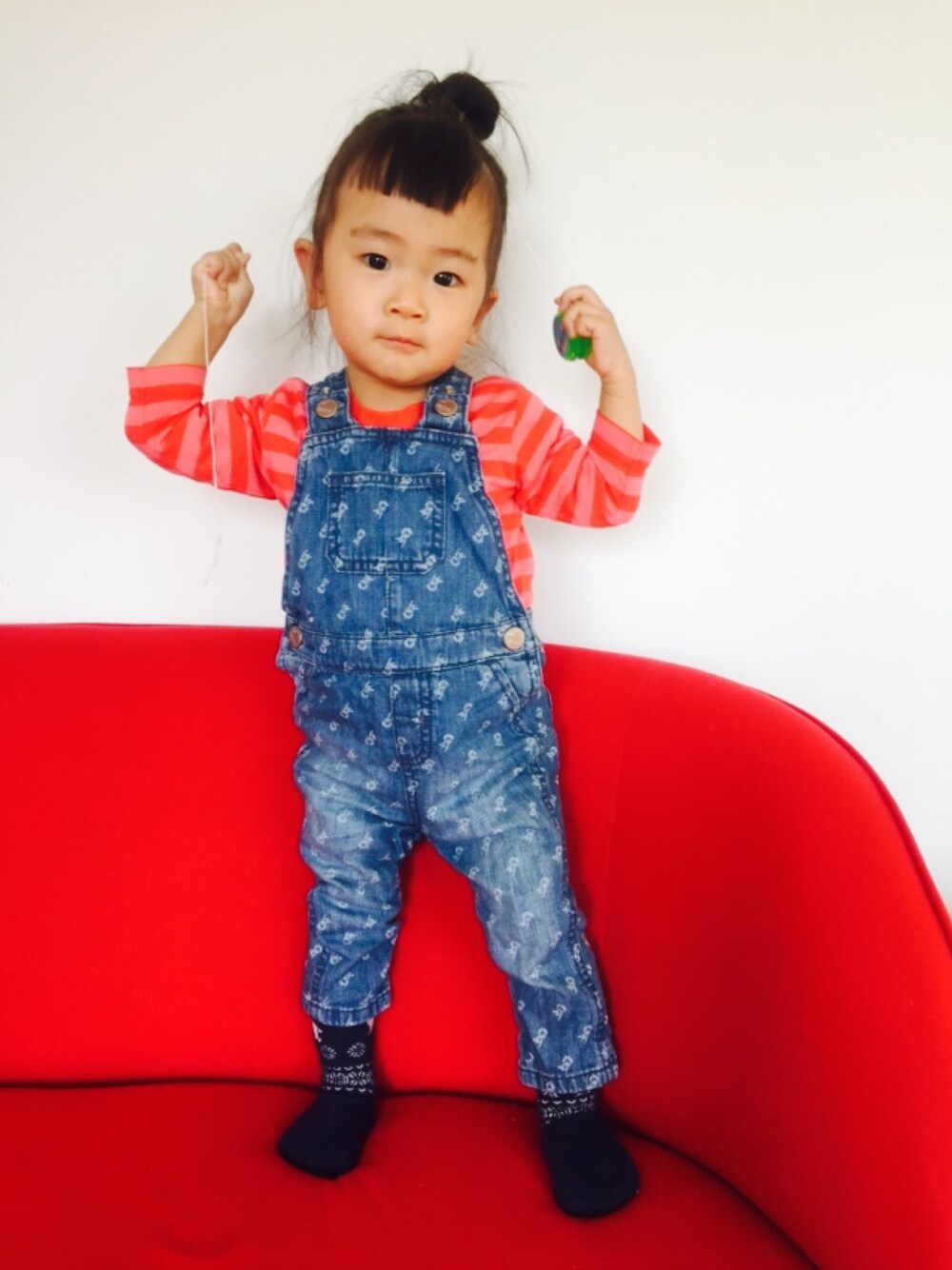 「ボーダー、オーバーオール、お団子ヘアー、1歳、80cm、キッズコーデ、kids」｜「apres les coursのdaily ボーダー7分袖Tシャツ（Tシャツ/カットソー、レッド系）」を使った、tinyjohnさん（キッズ・80cm）の冬コーディネートの1枚目の写真