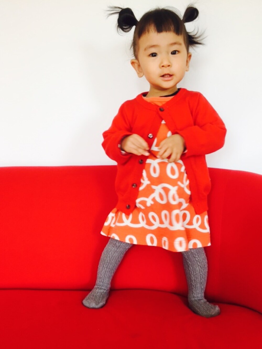 「ワンピース、1歳、おだんごヘアー」｜「apres les coursのアイテム（ワンピース、レッド系）」を使った、tinyjohnさん（キッズ・80cm）の冬コーディネートの1枚目の写真