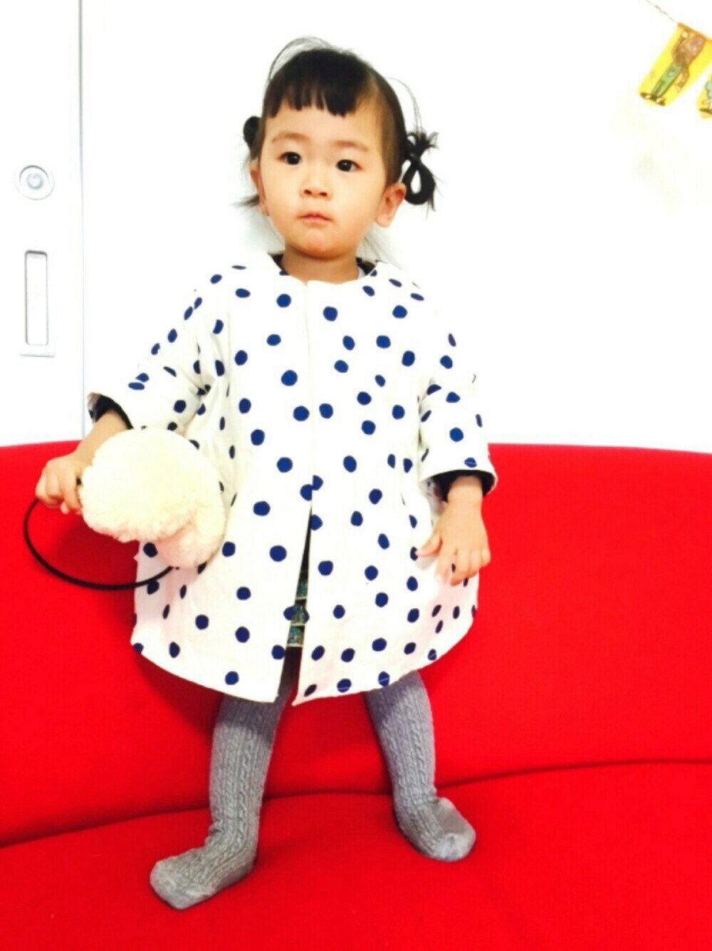 「ハンドメイド、handmade、ドット、ノーカラーコート、女の子、1歳、80cm、親子、お団子ヘアー、シンプル部」｜「Handmadeのアイテム（ジャケット/アウター、ホワイト系）」を使った、tinyjohnさん（キッズ・80cm）の冬コーディネートの1枚目の写真