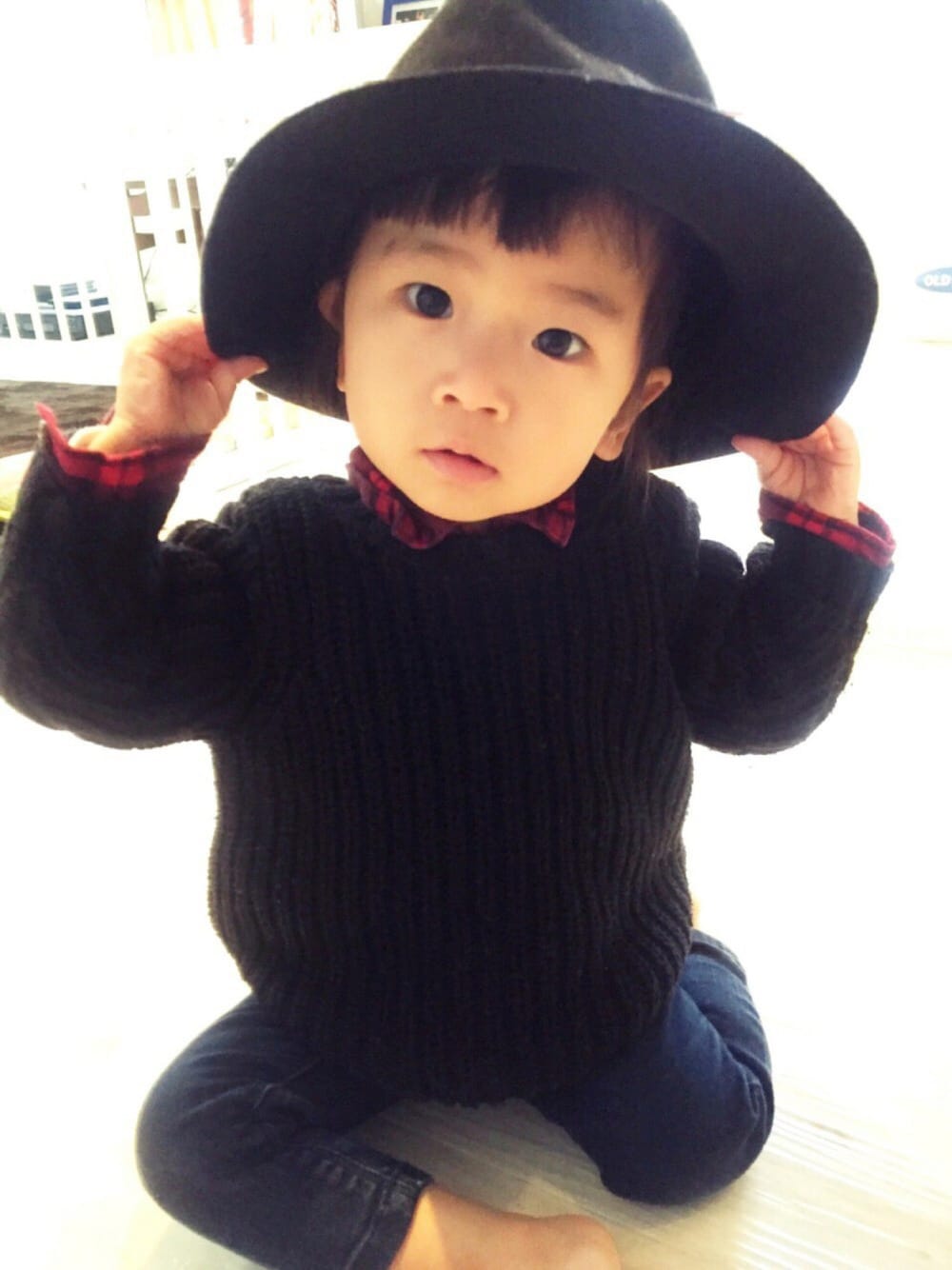 「おんなのこ、1歳、シンプル部、シャツスタイル、ハット」｜「❤️を撃っちゃうぞのアイテム（その他、その他）」を使った、tinyjohnさん（キッズ・80cm）の冬コーディネートの1枚目の写真