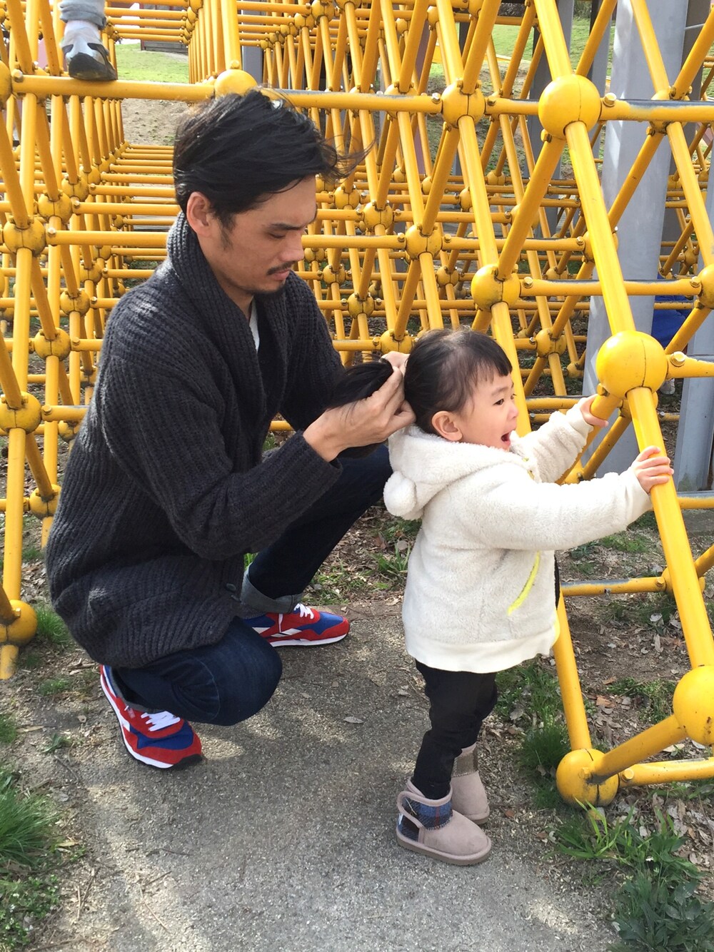 「パーカー、公園、シンプル、パパと娘」｜「apres les coursのアイテム（パーカー、ホワイト系）」を使った、tinyjohnさん（キッズ・80cm）の春コーディネートの1枚目の写真