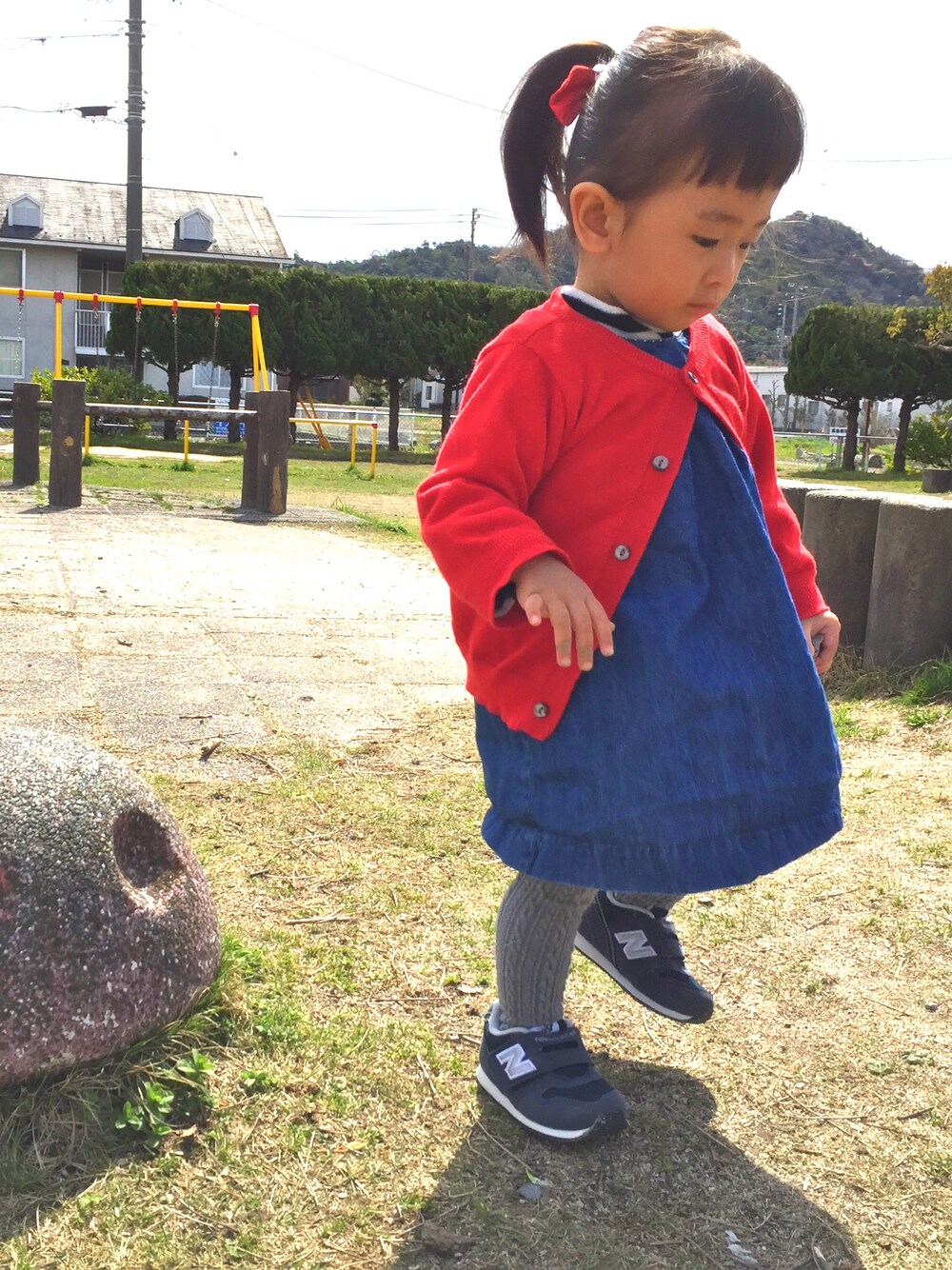 「カーディガン、ワンピース、ニューバランス、お花見、1歳」｜「apres les coursのクラシックカーディガン（カーディガン/ボレロ、レッド系）」を使った、tinyjohnさん（キッズ・80cm）の春コーディネートの1枚目の写真