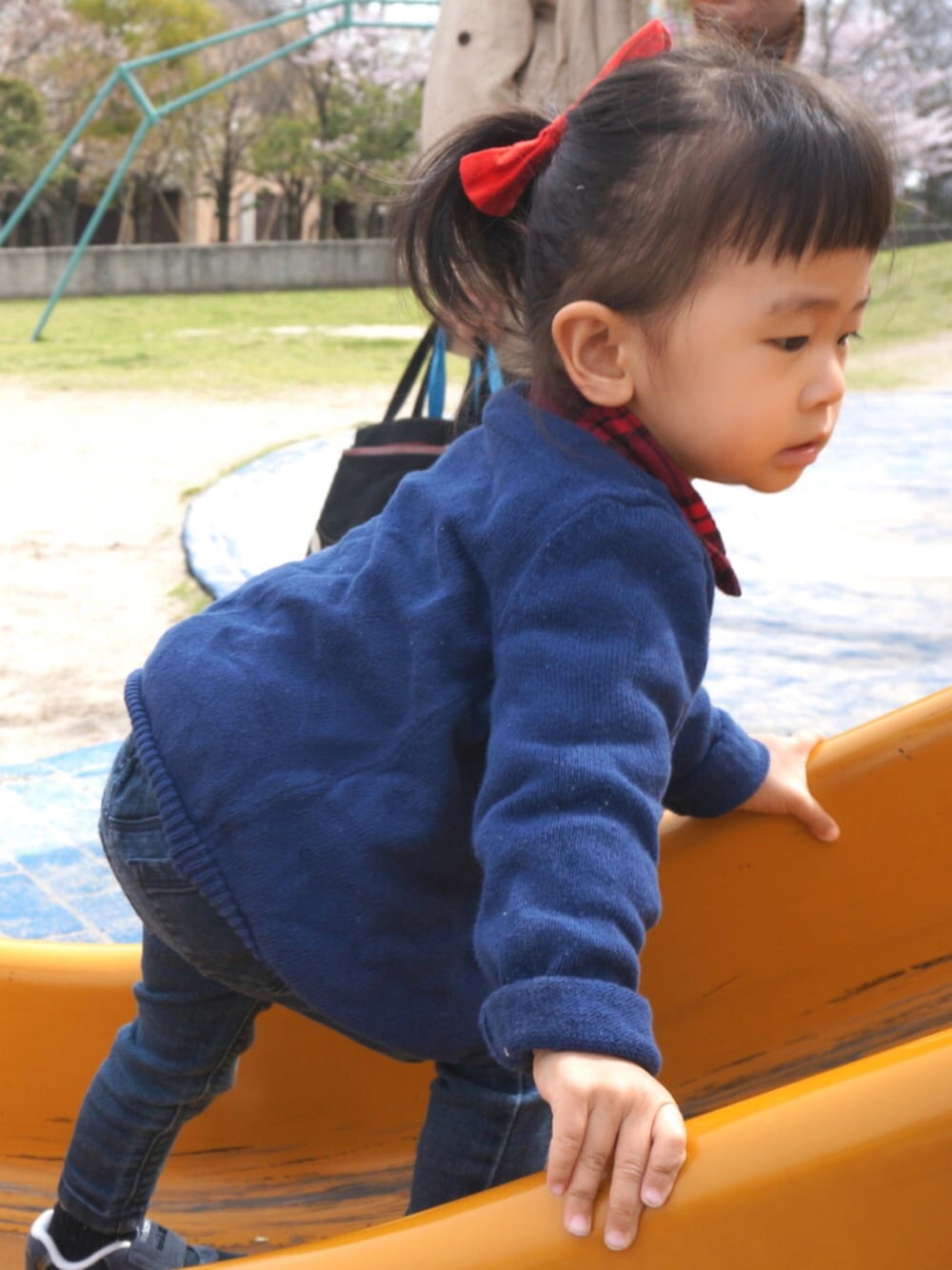 「1歳、公園、カーディガン、ハンドメイド、デニム」｜「OLD NAVYの何が見える？？（カーディガン/ボレロ、ブルー系）」を使った、tinyjohnさん（キッズ・80cm）の春コーディネートの1枚目の写真