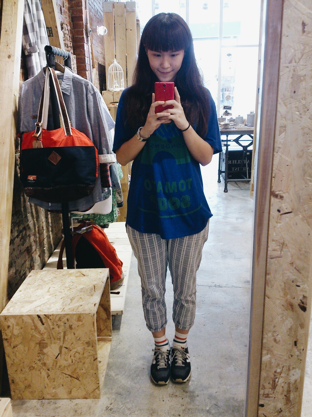 「UNIQLO、blue、Rania F、一人、上班、DKNY、NET、格子、NEWBALANCE」｜「UNIQLOのアイテム（Tシャツ/カットソー、ブルー系）」を使った、YUNさん（レディース・161cm）の夏コーディネートの1枚目の写真