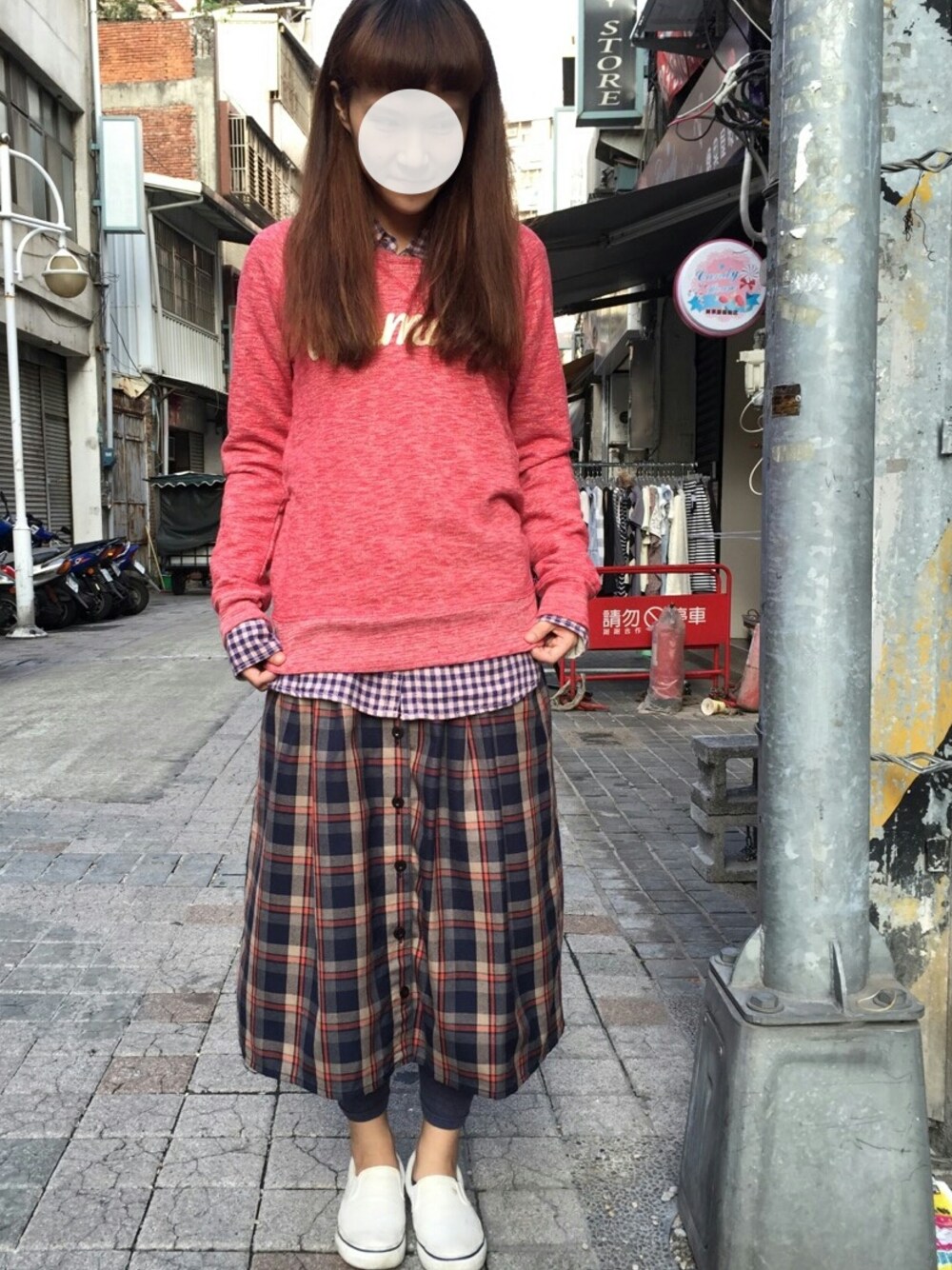 「MUJI、Taiwan」｜「MUJIのアイテム（モカシン/デッキシューズ、ホワイト系）」を使った、YUNさん（レディース・161cm）の秋コーディネートの1枚目の写真