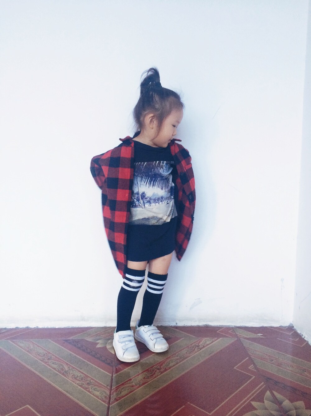 ブルー系のTシャツ/カットソーを着用したキッズの秋コーディネートの1枚目の写真