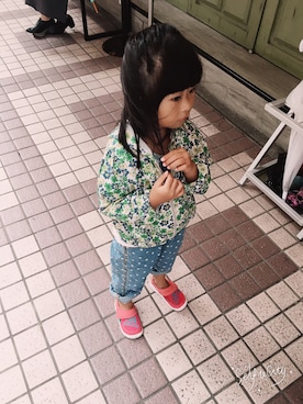 「OSHKOSH（オシュコシュ）のアイテム（デニムパンツ）」を使った、牟妞妞さん（キッズ・100cm）の秋コーディネート