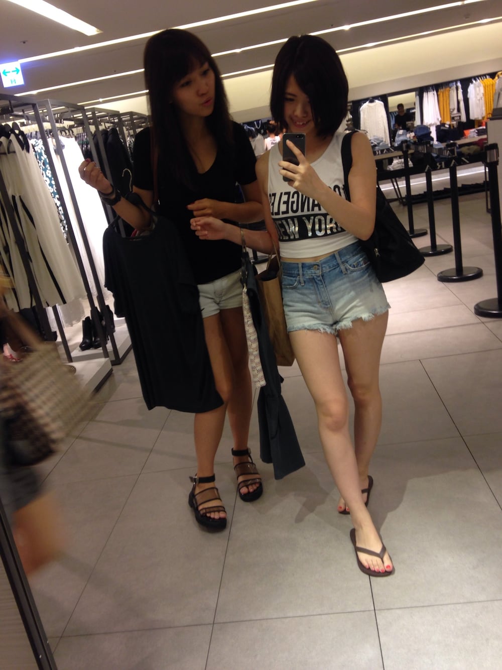 「FOREVER 21、HOLLISTER、havaianas、ZARA」｜「FOREVER 21のアイテム（Tシャツ/カットソー、ホワイト系）」を使った、ChenYi Wang xさん（レディース・154cm）の夏コーディネートの1枚目の写真