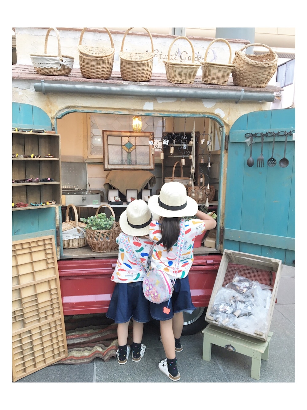 「しまむらのアイテム（ハット、ホワイト系）」を使った、leeniinaさん（キッズ・120cm）の夏コーディネートの1枚目の写真