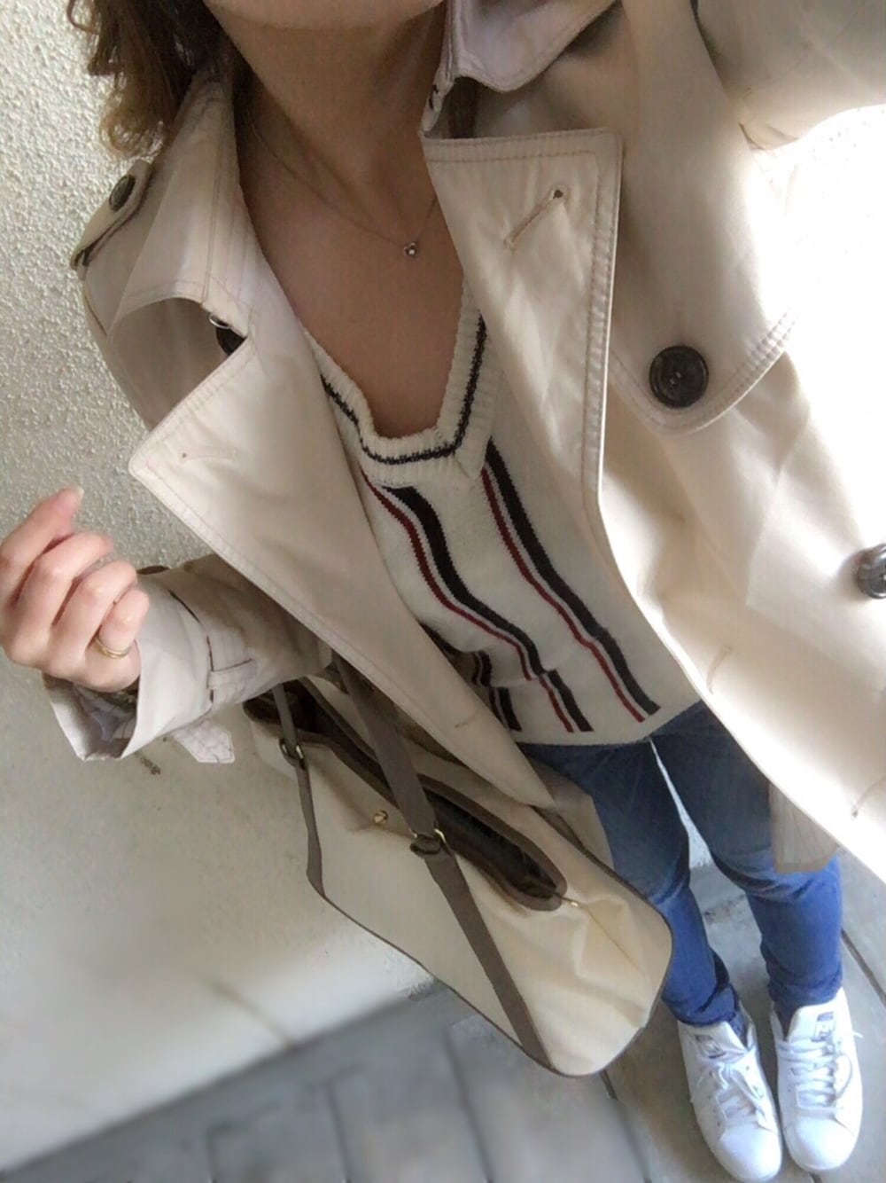 その他のニット/セーター、ベージュ系のトレンチコート、ベージュ系のトートバッグを着用したレディースの秋コーディネートの1枚目の写真