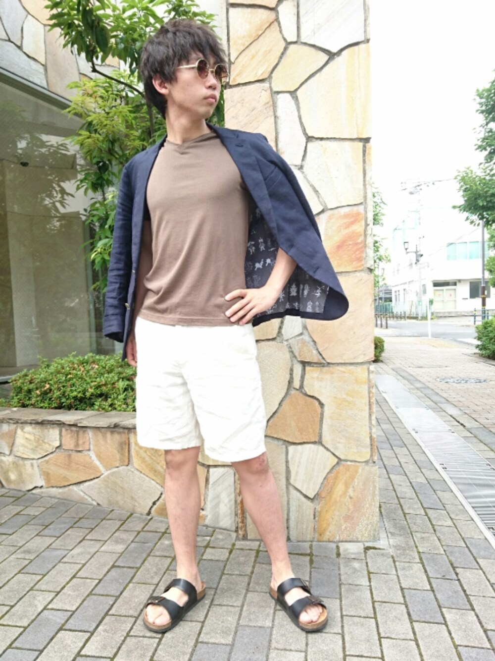 「夏コーデ、白パンツ、大人カジュアル、ラフ、シンプルコーデ、サンダル、ショートパンツ、ジャケット、アンコンジャケット」｜「古着のアイテム（サングラス、ブラウン系）」を使った、竹口 紘司さん（メンズ・172cm）の夏コーディネートの1枚目の写真