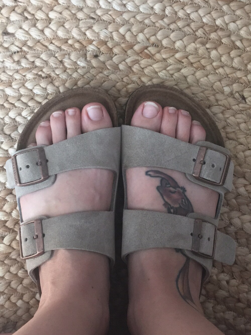 グレー系のサンダルを着用したレディースの夏コーディネートの1枚目の写真