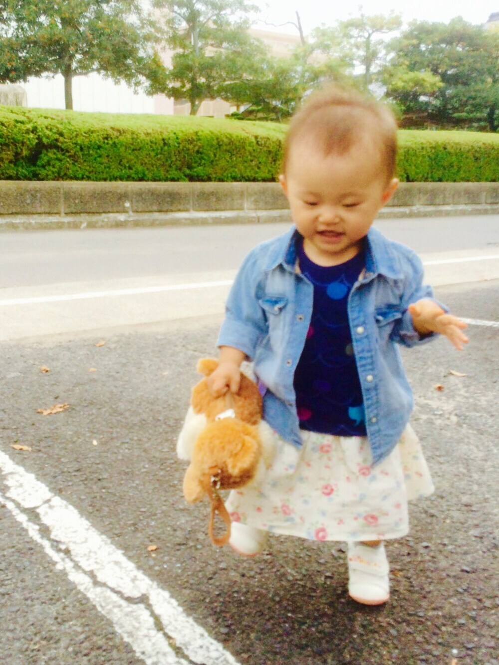 ブルー系のTシャツ/カットソー、ホワイト系のスカート、ホワイト系のシューズを着用したキッズの秋コーディネートの1枚目の写真