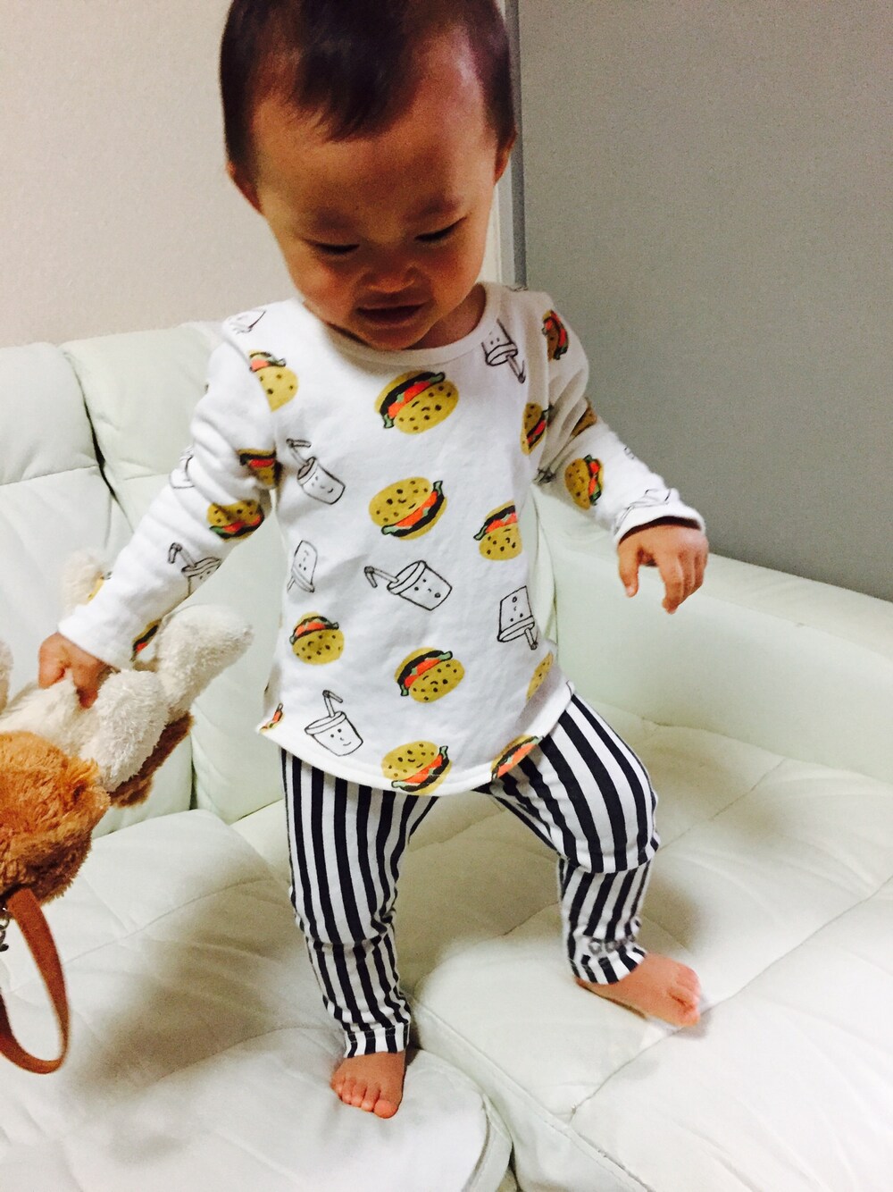 「パジャマ、ハンバーガー、1歳4ヶ月、おんなのこ」｜「赤ちゃん本舗のアイテム（その他トップス、ホワイト系）」を使った、miu.tkさん（キッズ・70cm）の秋コーディネートの1枚目の写真