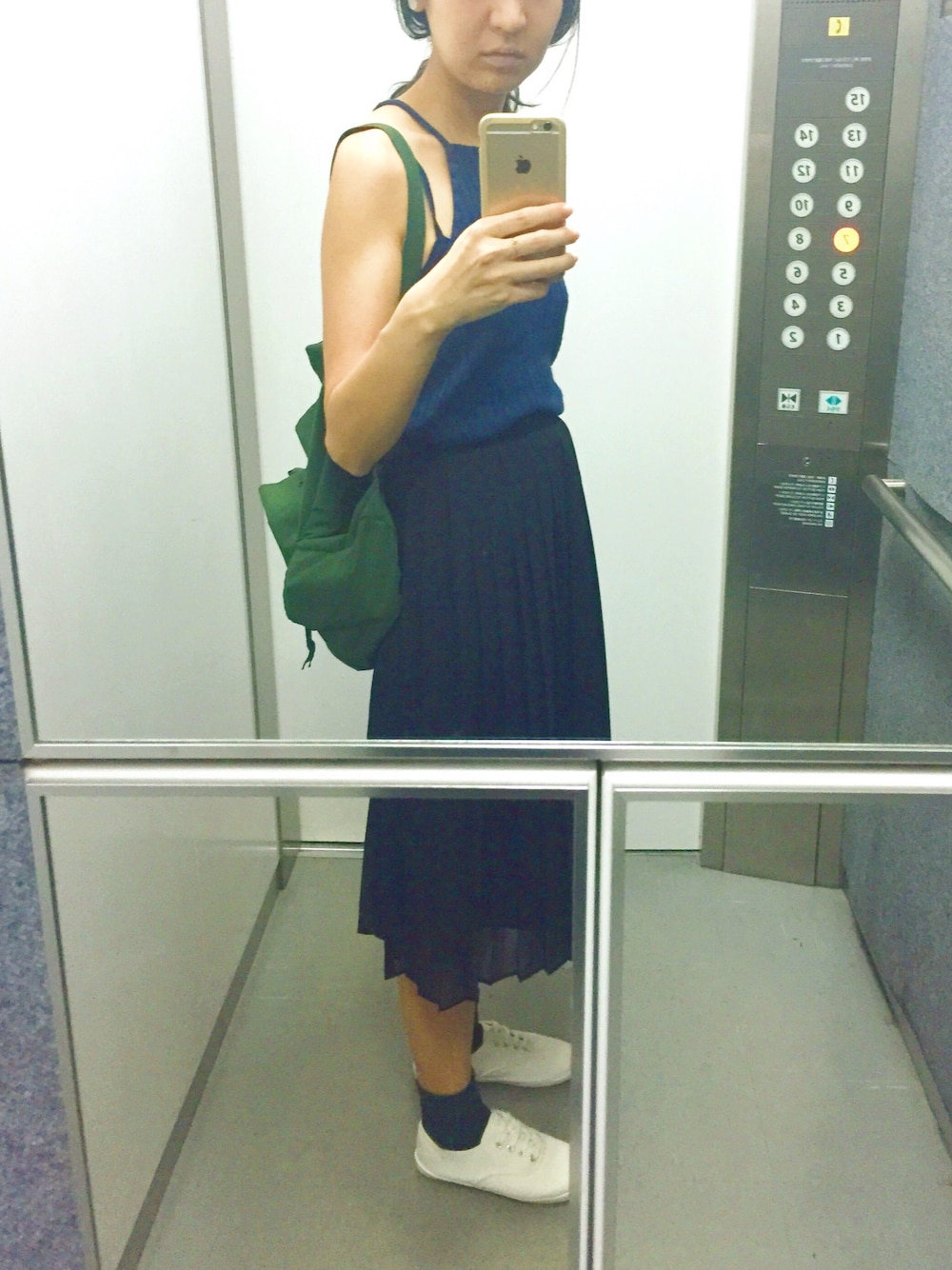 「UNIQLO、BASIC、ユニクロ、ベーシック、マニッシュ、Abercombie&Fitch、カジュアル、ネイビー、ビショップ、STANDARD SUPPLY」｜「UNIQLOのWOMEN プリーツミディスカート（スカート、ブラック系）」を使った、lolololol さん（レディース・160cm）の夏コーディネートの1枚目の写真