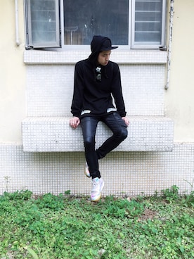 「DRKSHDW by RICK OWENS（ダークシャドウ バイ リックオウエンス）のアイテム（デニムパンツ）」を使った、Jamie Ng さん（メンズ・175cm）の春コーディネート