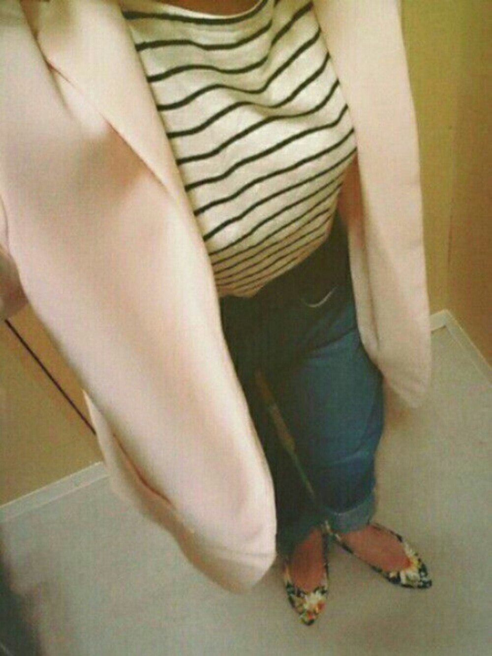 ブルー系のデニムパンツ、ブルー系のその他シューズ、その他のその他ヘアアクセサリーを着用したレディースの春コーディネートの1枚目の写真