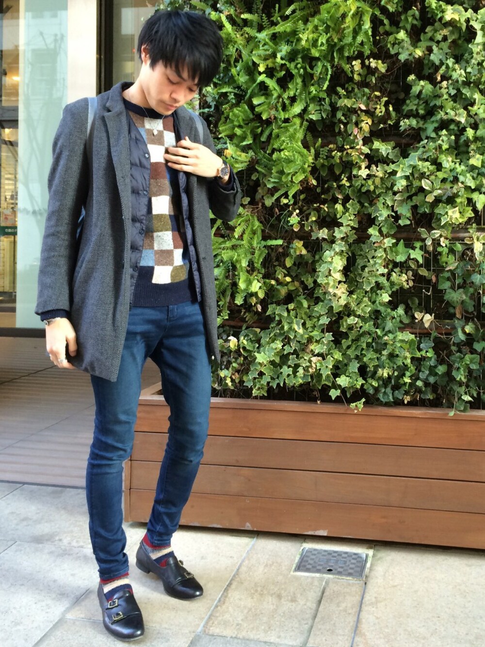 その他のニット/セーター、ブラック系のスリッポン、ブルー系のデニムパンツを着用したメンズの冬コーディネートの1枚目の写真