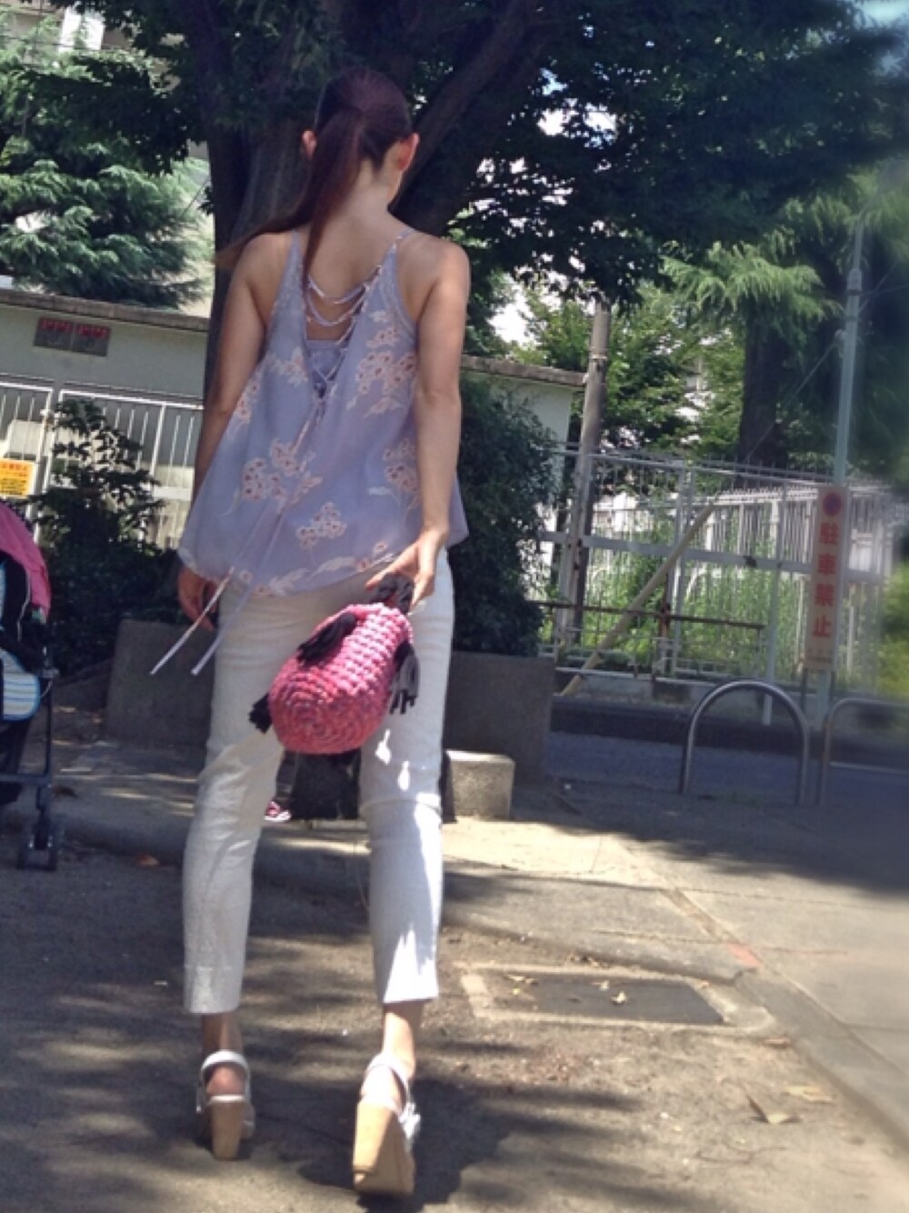 「白パンツ、キャミソール、ママコーデ、ママファッション、ママ、夏」｜「MERCURYDUOのアイテム（キャミソール、ブルー系）」を使った、♡meicai♡さん（レディース・160cm）の夏コーディネートの1枚目の写真