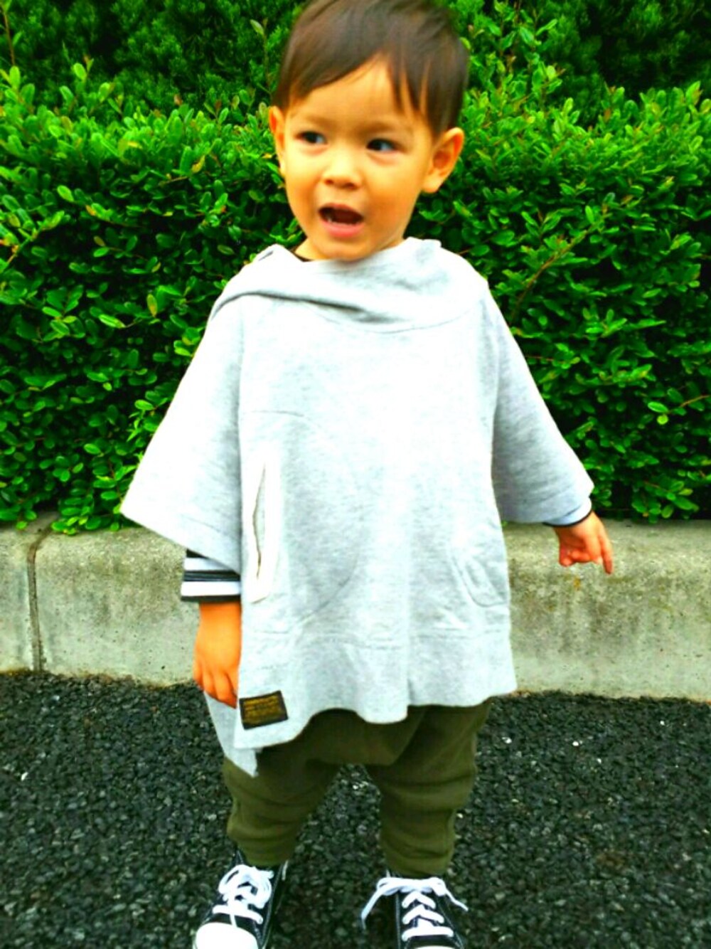 ブラック系のスニーカー、ブラック系のTシャツ/カットソー、グレー系のその他トップスを着用したキッズの秋コーディネートの1枚目の写真