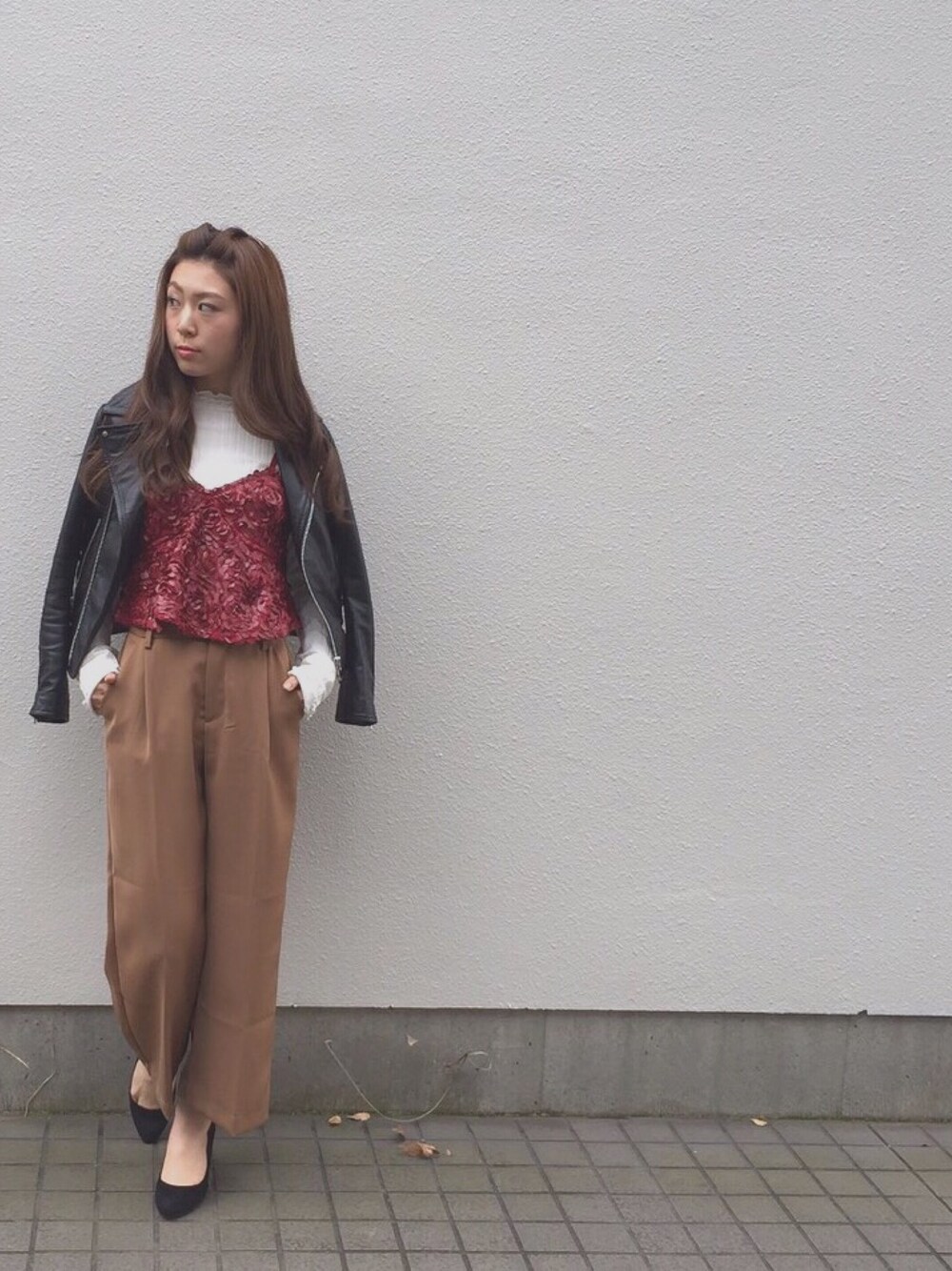 「大人コーデ、キャミソール、Lily Brown、ライダース、BAYFLOW(BAYFLOW)、秋冬、GU、ローリーズファーム(LOWRYS FARM)」｜「GUの（GU）イージーワイドクロップドパンツ（パンツ、ブラウン系）」を使った、はるかさん（レディース・163cm）の秋コーディネートの1枚目の写真