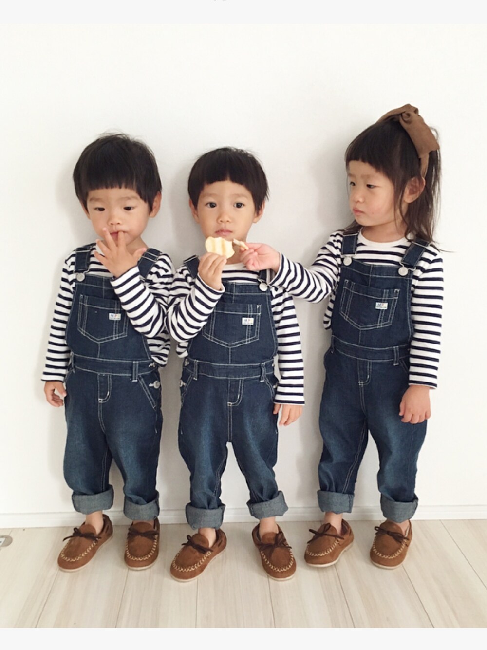 「サロペット、ボーダー、モカシン、kids、冬コーデ、おそろいコーデ、キッズコーデ、兄弟コーディネート、UNIQLO」｜「Right-onの【MPS】レインボーオーバーオール（サロペット/オーバーオール、ブルー系）」を使った、KAOさん（キッズ・90cm）の秋コーディネートの1枚目の写真
