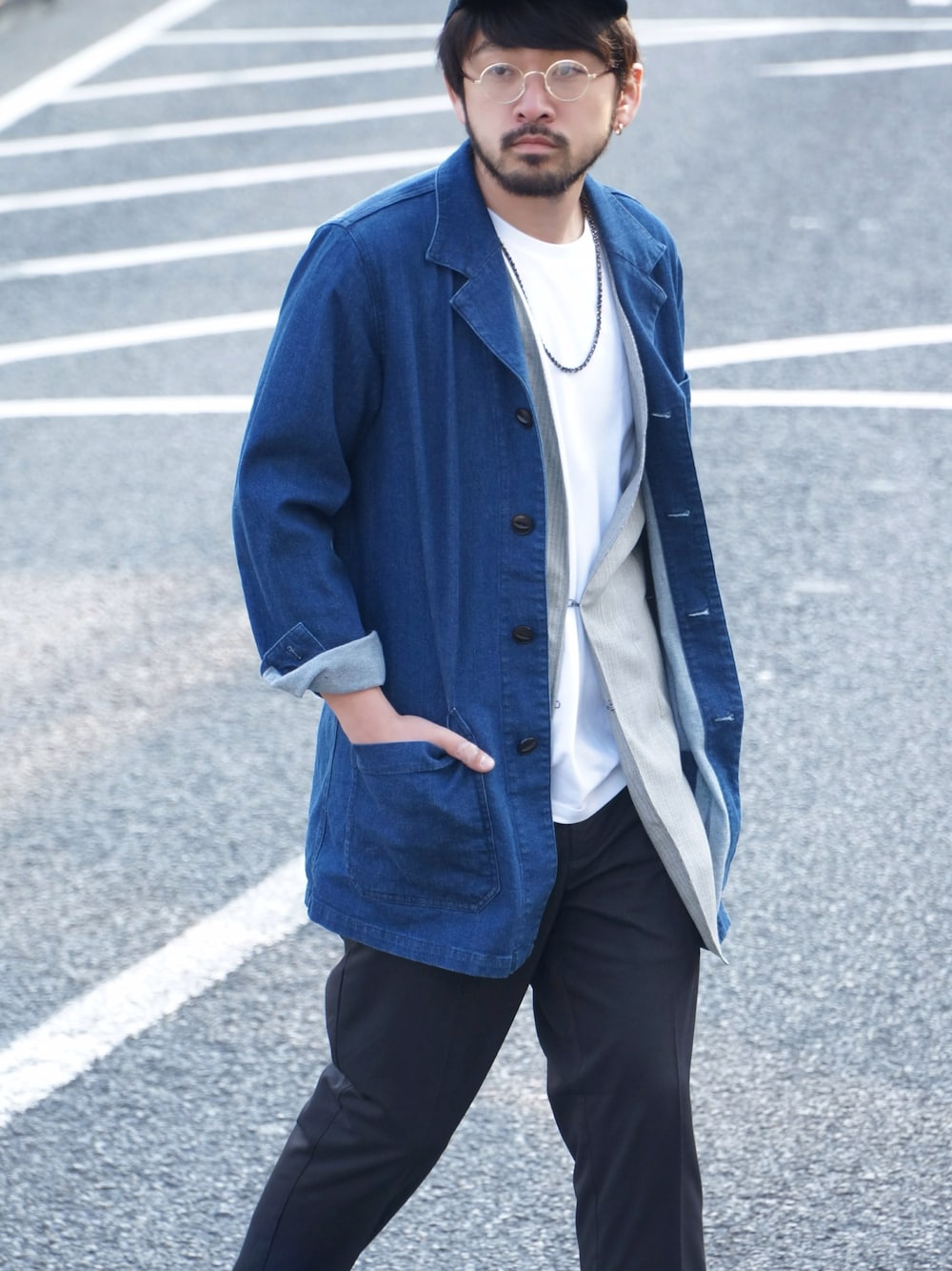 「シンプルコーデ、春、デニム、チェスターコート、大人カジュアル、レイヤードスタイル、キャップ、UNIQLO」｜「GRAND GLOBALのアイテム（デニムジャケット、ブルー系）」を使った、阿部係長さん（メンズ・172cm）の春コーディネートの1枚目の写真