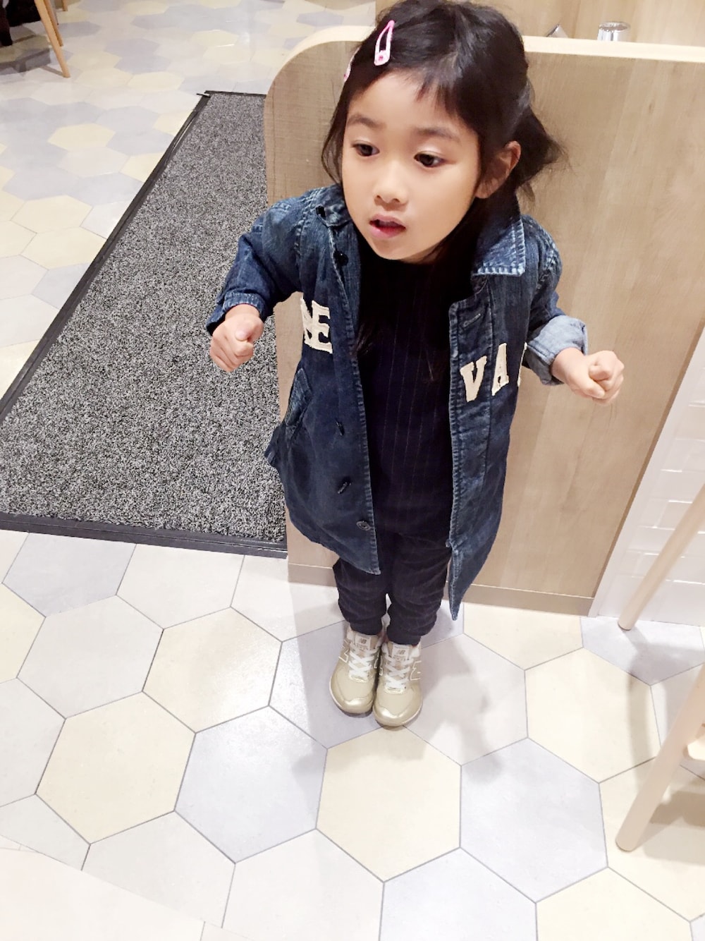 「kids、セットアップ、スニーカー、カジュアル」｜「DENIM DUNGAREEのアイテム（カバーオール、ブルー系）」を使った、rinonさん（キッズ・110cm）の秋コーディネートの1枚目の写真