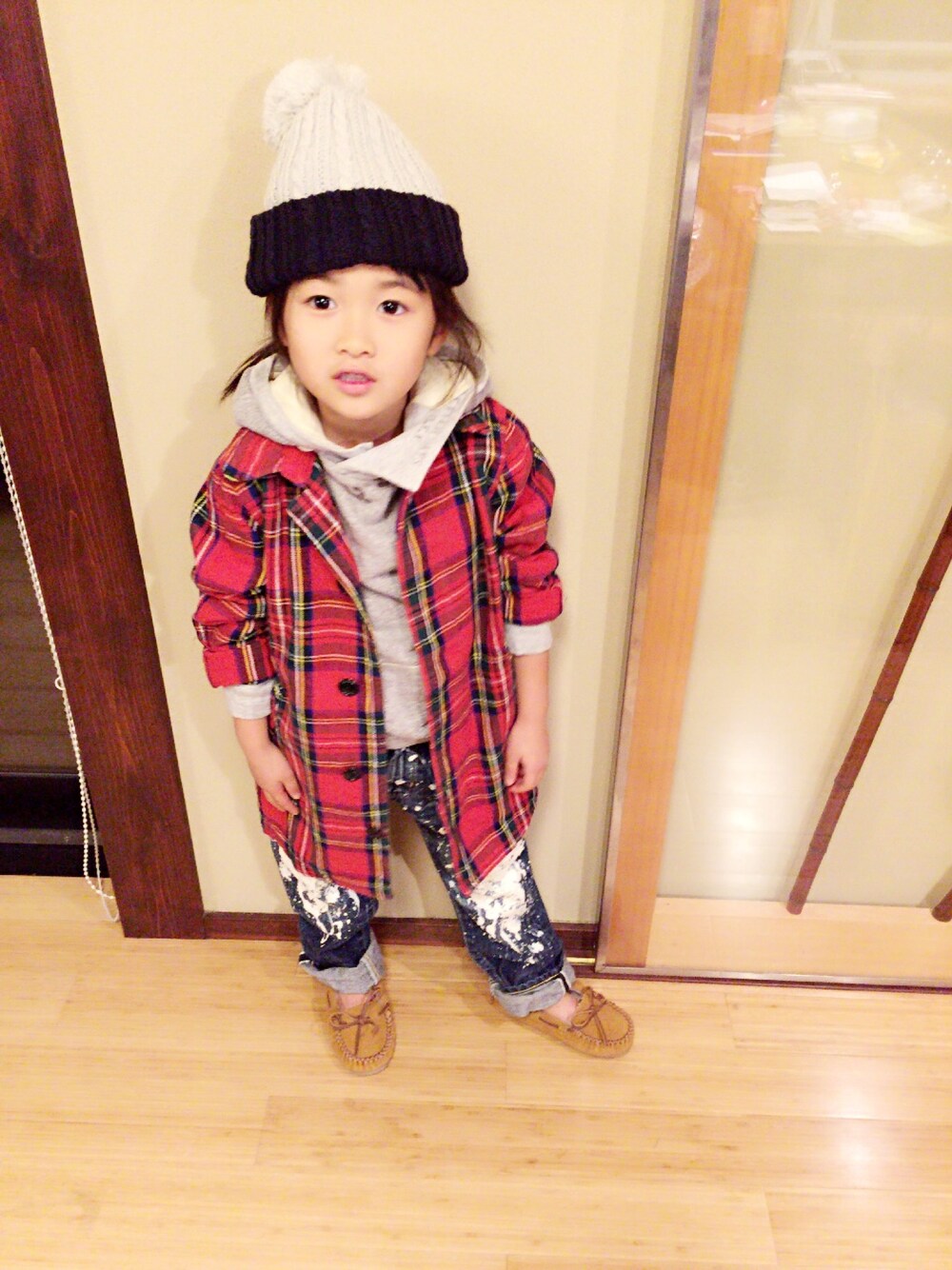 「kids、kidsfashion、カジュアル、デニム」｜「FITHのアイテム（ニットキャップ/ビーニー、グレー系）」を使った、rinonさん（キッズ・110cm）の冬コーディネートの1枚目の写真