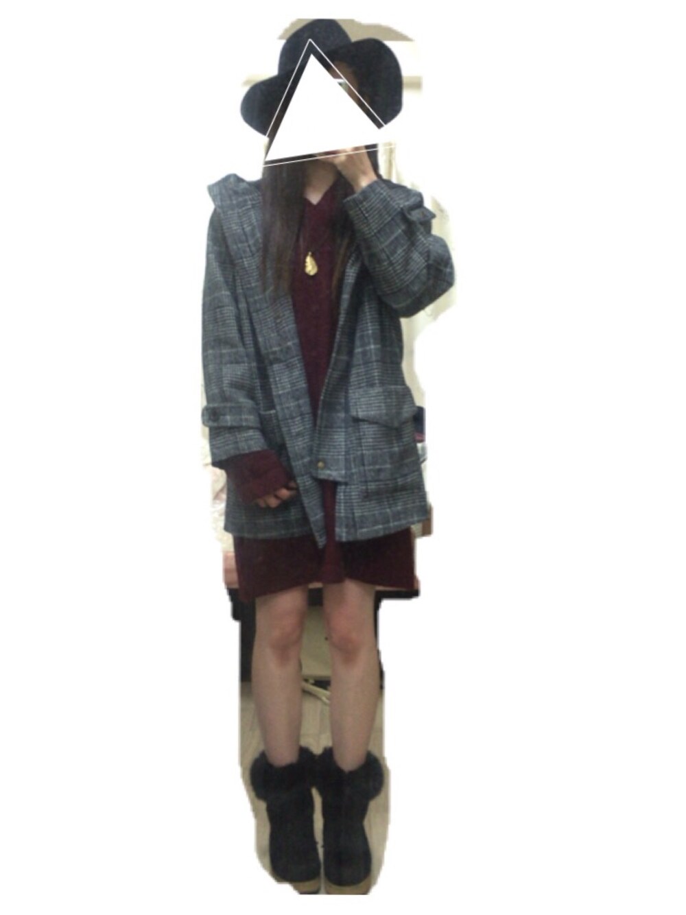 ブラック系のその他アウター、レッド系のワンピース、ブラック系のシューズを着用したレディースの冬コーディネートの1枚目の写真