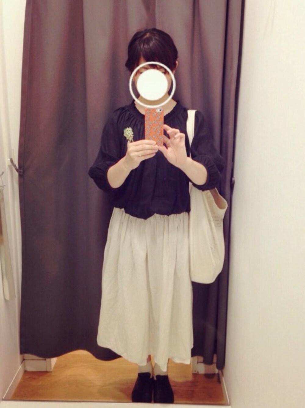 「ミモレ丈スカート、リネン、ブローチ、repetto、おでかけ」｜「無印良品のリネンブラウス（シャツ/ブラウス、ブラック系）」を使った、sa na.さん（レディース・155cm）の秋コーディネートの1枚目の写真