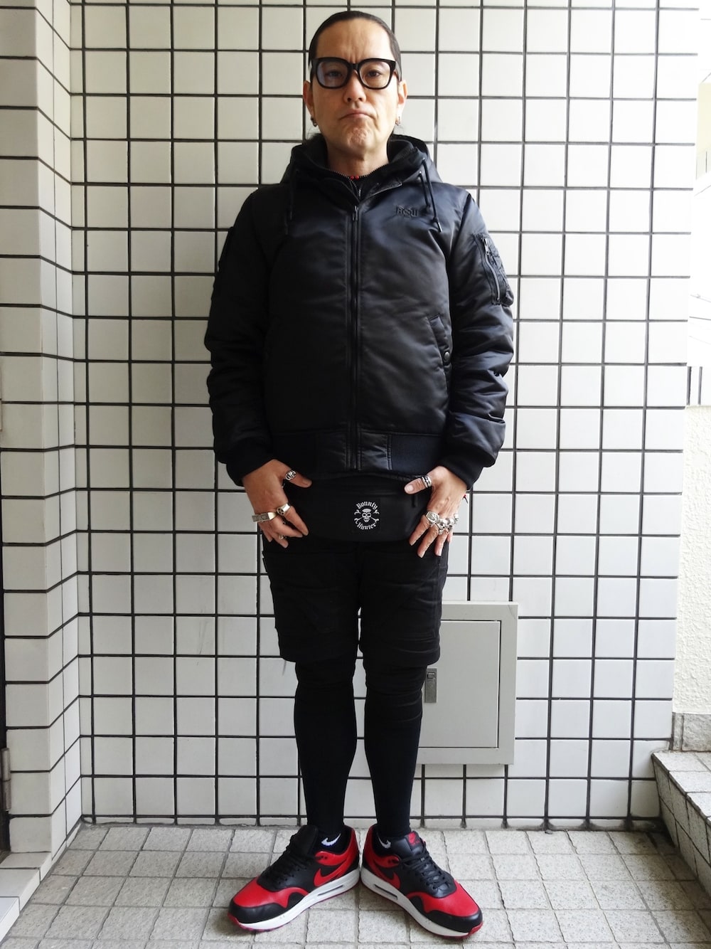 「バウンティーハンター(BOUNTY HUNTER)、BOUNTY HUNTER、MA-1、BLACK×RED、ハーフパンツ、NIKE、AIR MAX、AIR MAX 1」｜「BOUNTY HUNTERのBxH Hooded MA-1（ミリタリージャケット、ブラック系）」を使った、HIKARU(BxH)さん（メンズ・174cm）の春コーディネートの1枚目の写真