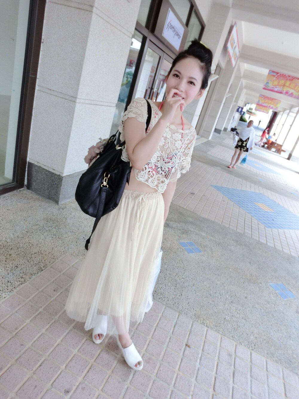 ベージュ系のスカートを着用したレディースの秋コーディネートの1枚目の写真