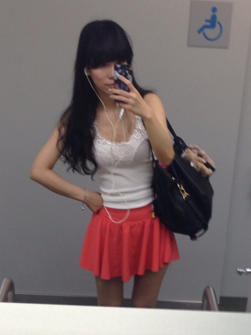 オレンジ系のスカートを着用したレディースの秋コーディネートの1枚目の写真