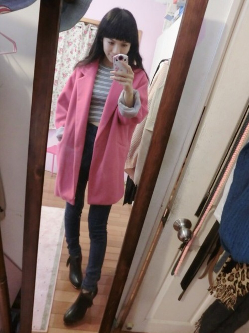 ピンク系のチェスターコートを着用したレディースの秋コーディネートの1枚目の写真