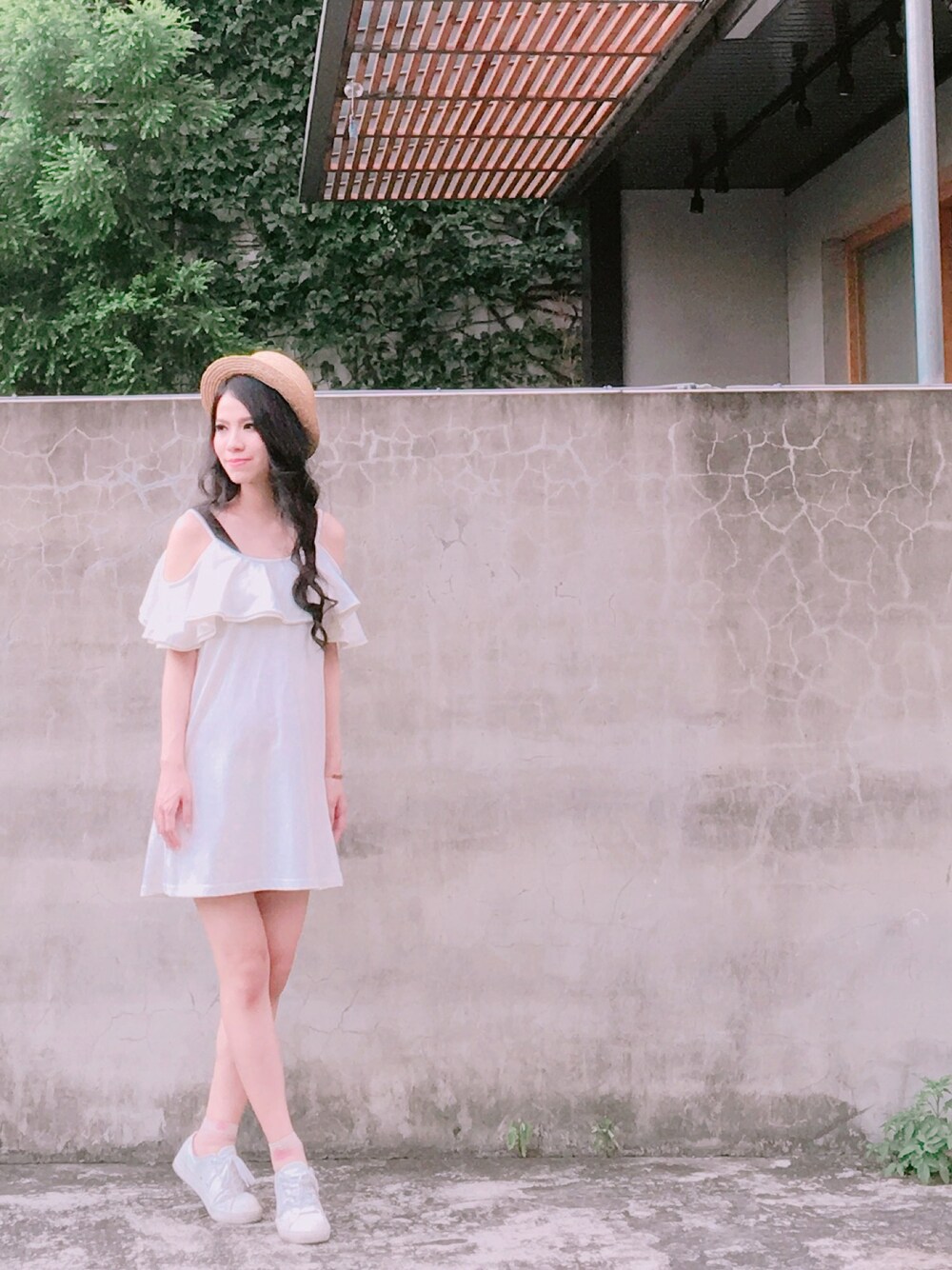 ホワイト系のワンピース、ホワイト系のその他シューズ、その他のキャップを着用したレディースの夏コーディネートの1枚目の写真