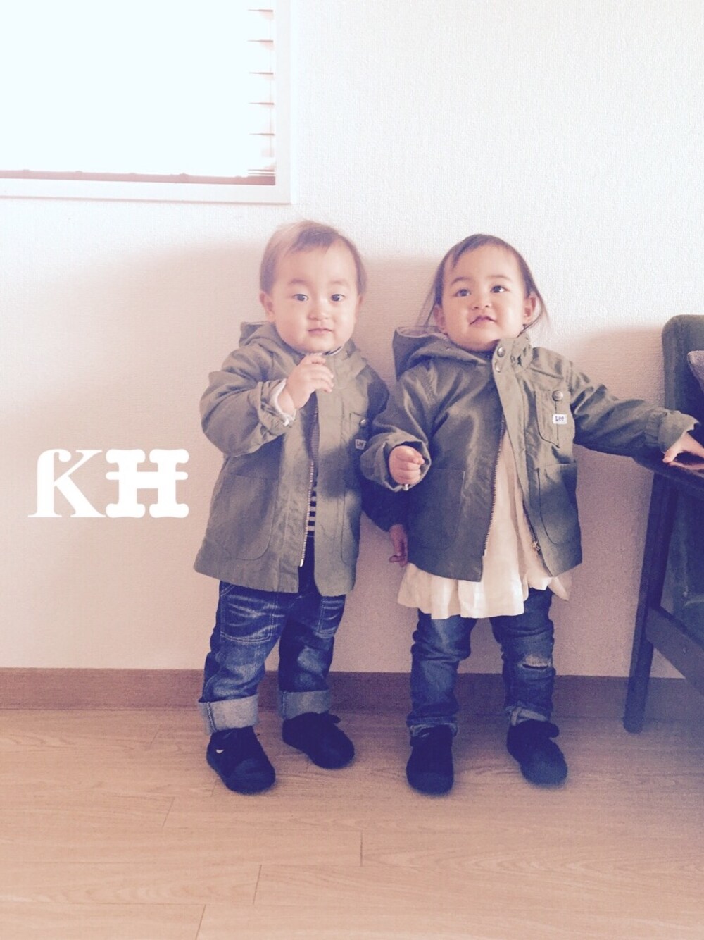 「デニム、カーキアウター、Lee kids、ふたごコーデ、ハイカットスニーカー」｜「URBAN RESEARCH DOORS KIDSのLEEとコラボ（ミリタリージャケット、グリーン系）」を使った、noromanakameさん（キッズ・80cm）の春コーディネートの1枚目の写真