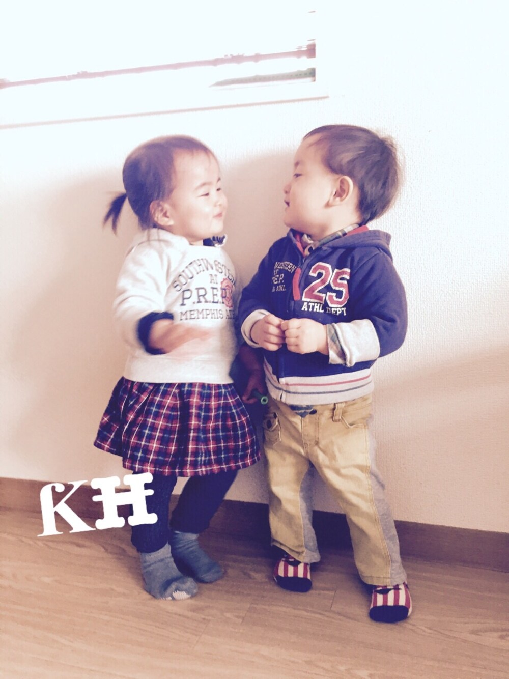 「パーカー、チェックスカート、ふたごコーデ、男女双子、mixtwins」｜「グーチョキパーのアイテム（パーカー、グレー系）」を使った、noromanakameさん（キッズ・80cm）の春コーディネートの1枚目の写真