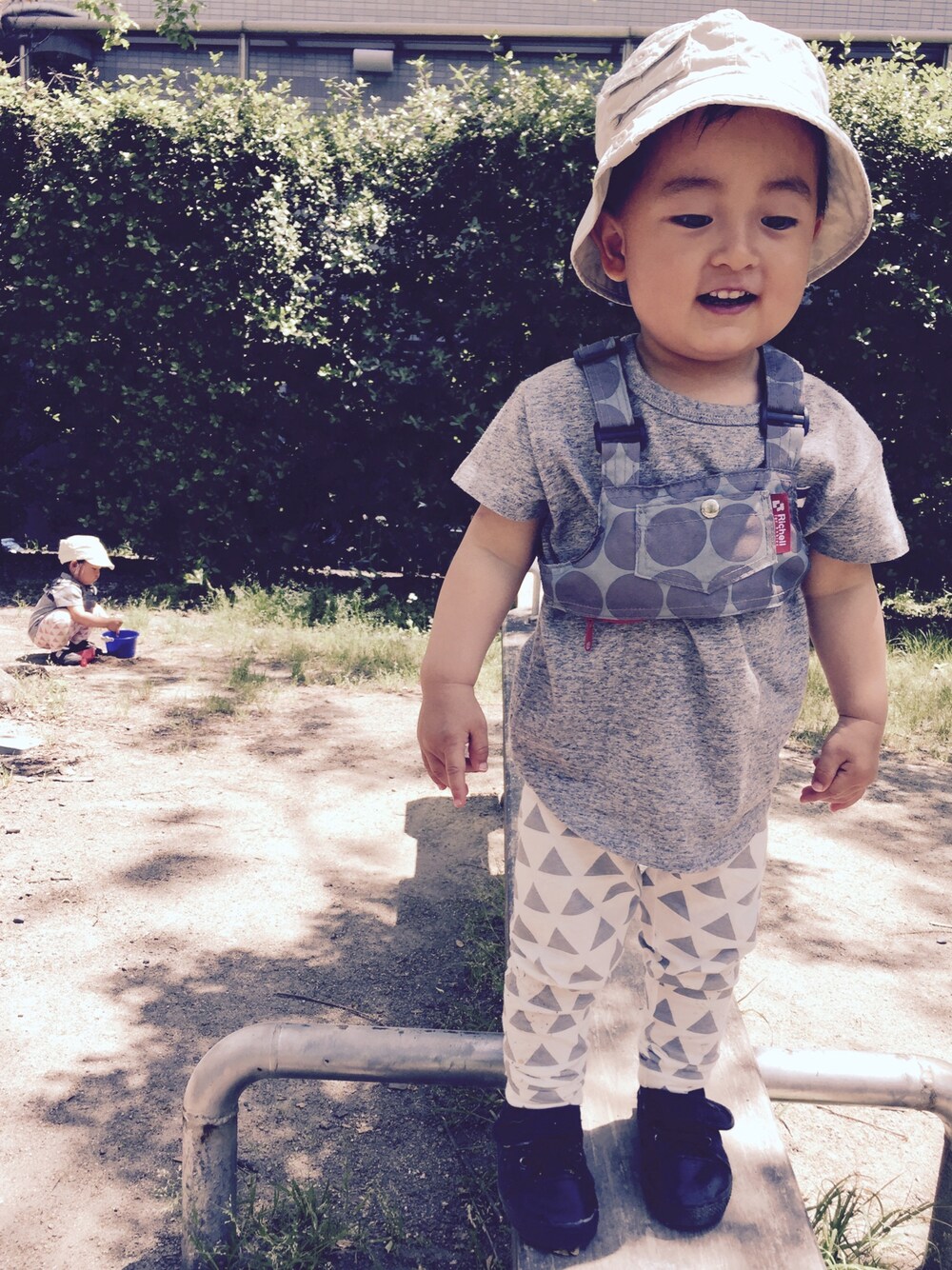 「さんかく柄、ふたごコーデ、公園、グレーTシャツ」｜「UNIQLOのアイテム（Tシャツ/カットソー、グレー系）」を使った、noromanakameさん（レディース・161cm）の春コーディネートの1枚目の写真