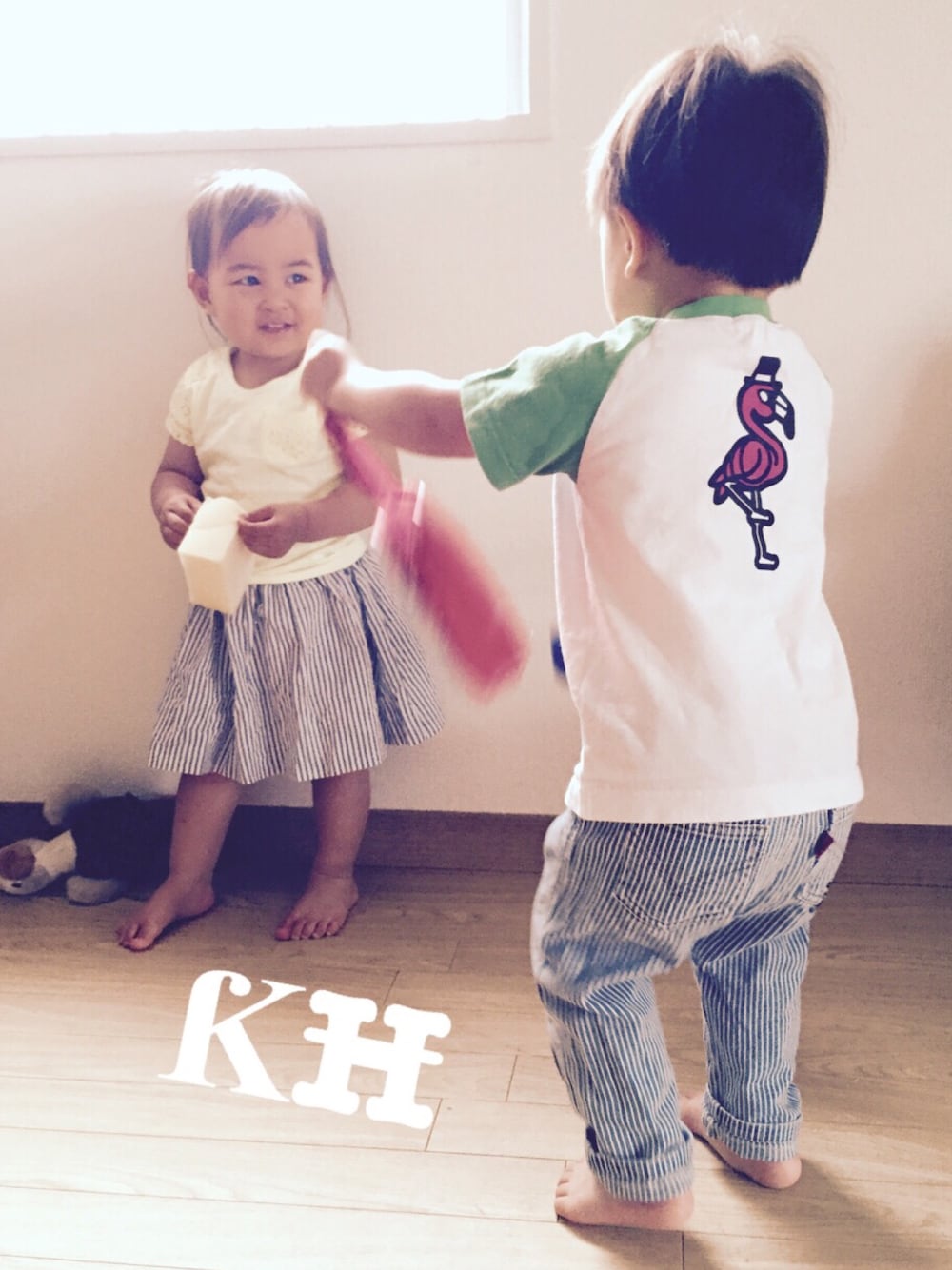 「双子コーデ、ふたごコーデ、男女双子、mixtwins、縦ストライプ、ヒッコリーパンツ、裸足」｜「BAPE KIDS by a bathing apeのアイテム（Tシャツ/カットソー、ホワイト系）」を使った、noromanakameさん（キッズ・80cm）の夏コーディネートの1枚目の写真