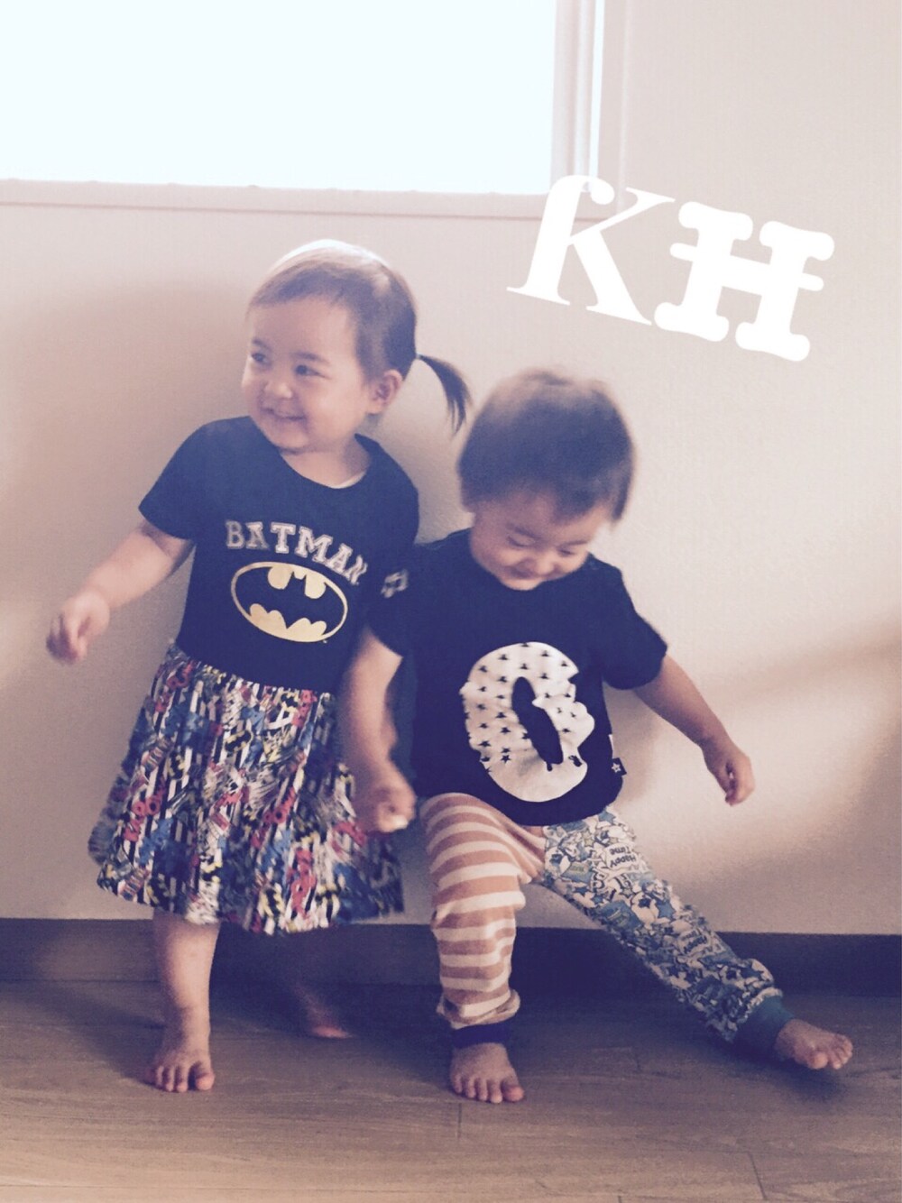 「バットマン、ガラガラ、双子コーデ、男女双子、mixtwins、BATMAN」｜「西松屋のアイテム（ワンピース、ブラック系）」を使った、noromanakameさん（キッズ・80cm）の夏コーディネートの1枚目の写真